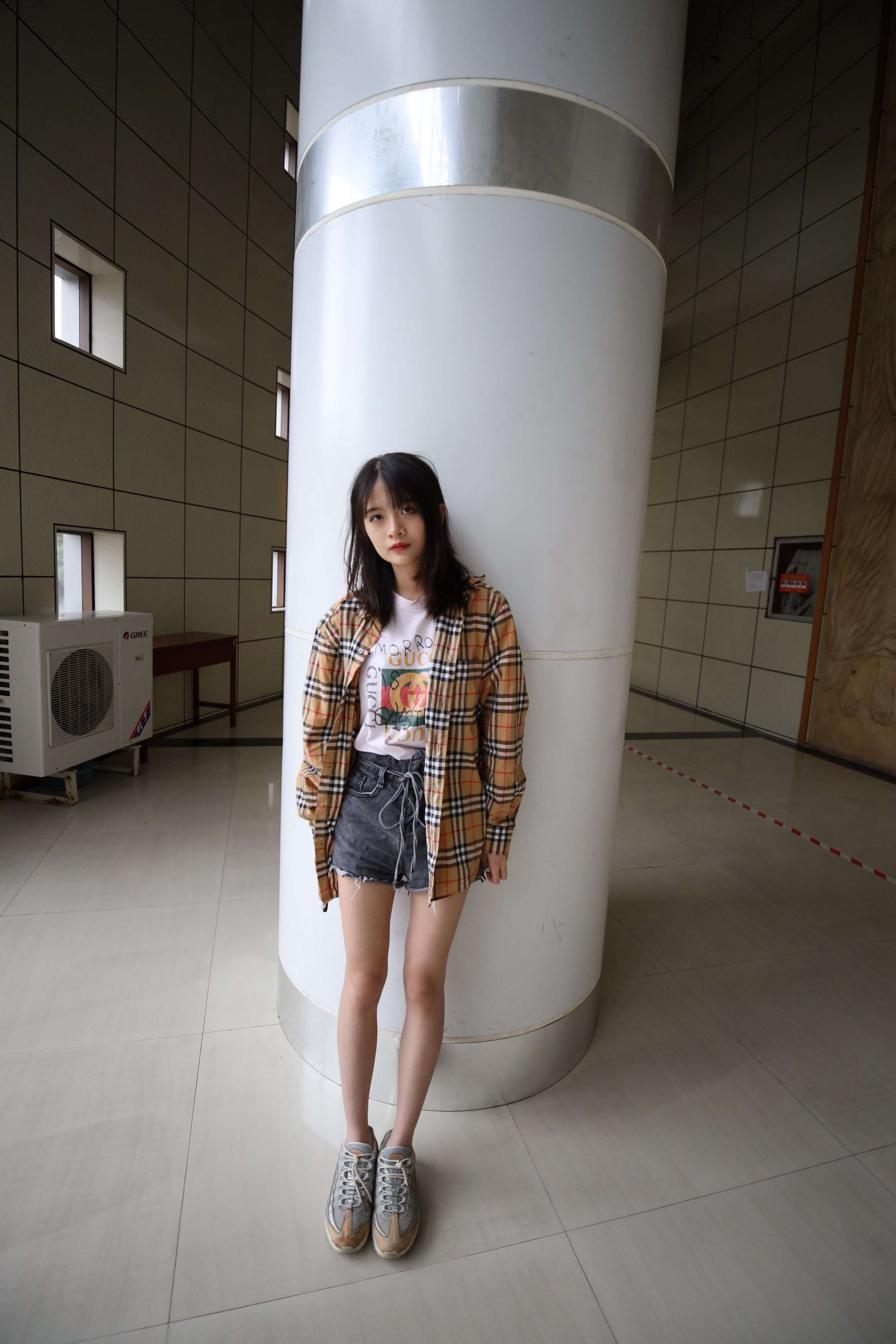 《少女运动鞋の棉袜脚》作品图