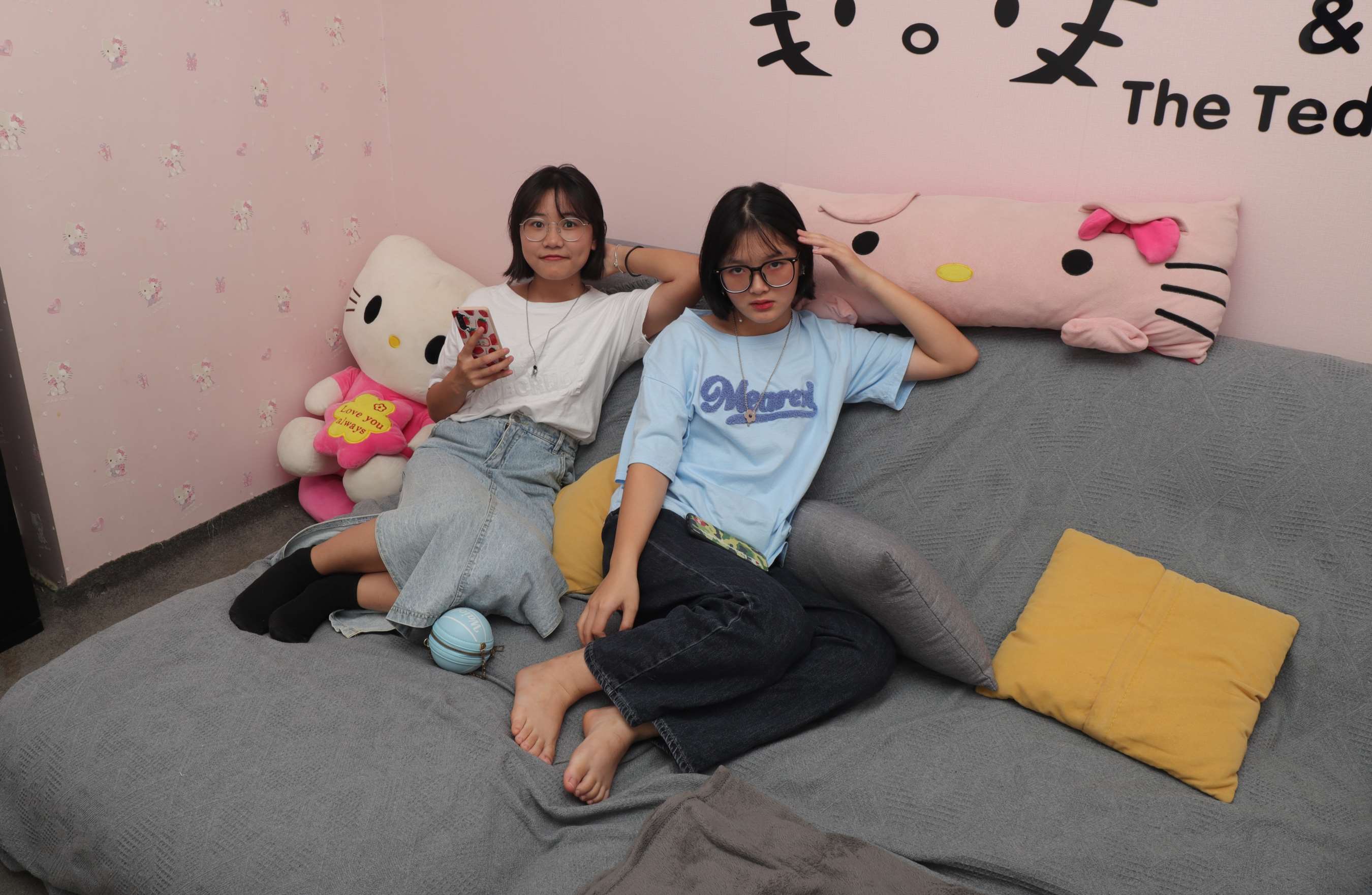 《彤彤与小谊脚底秀》作品图