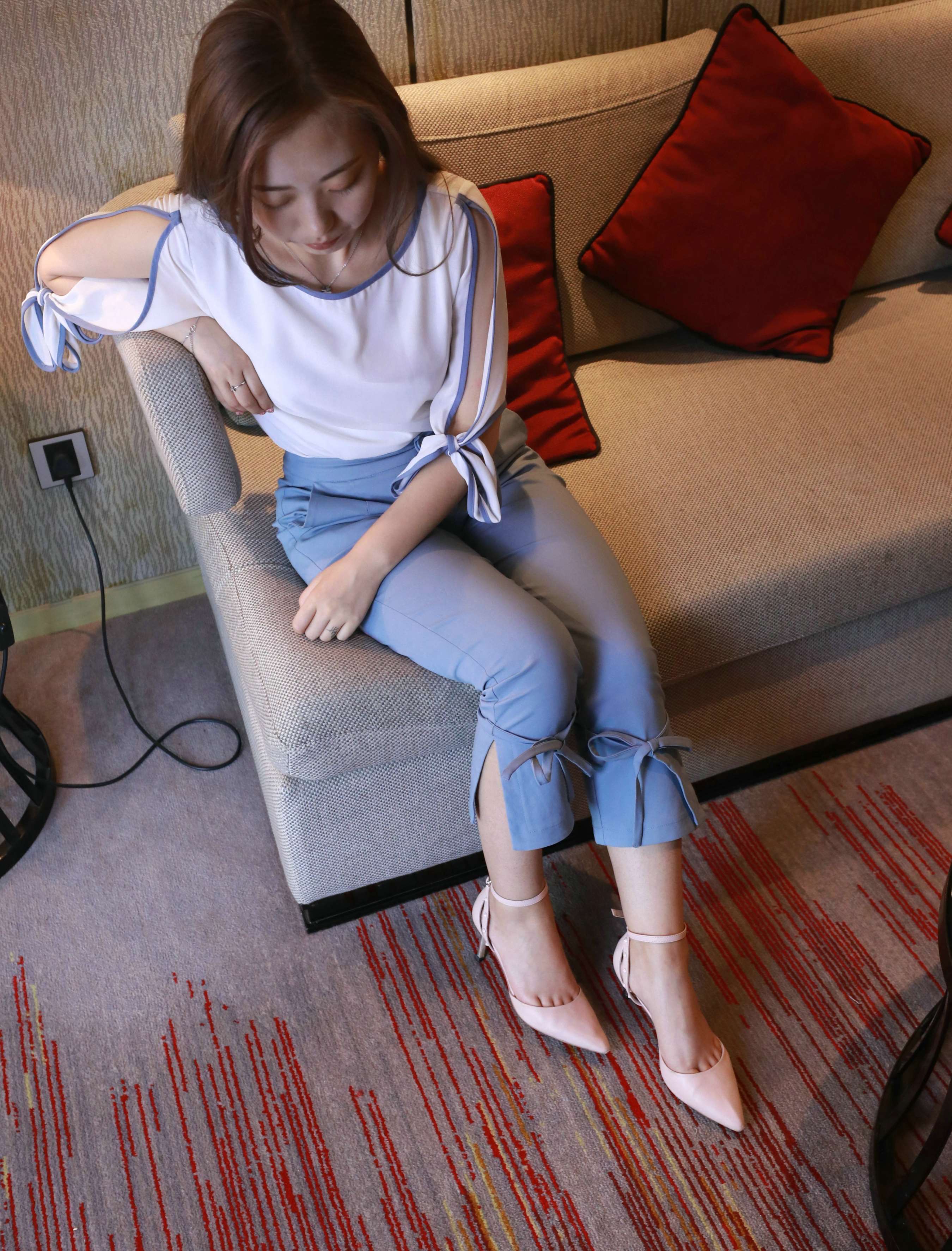 《凉高跟の赤足》作品图