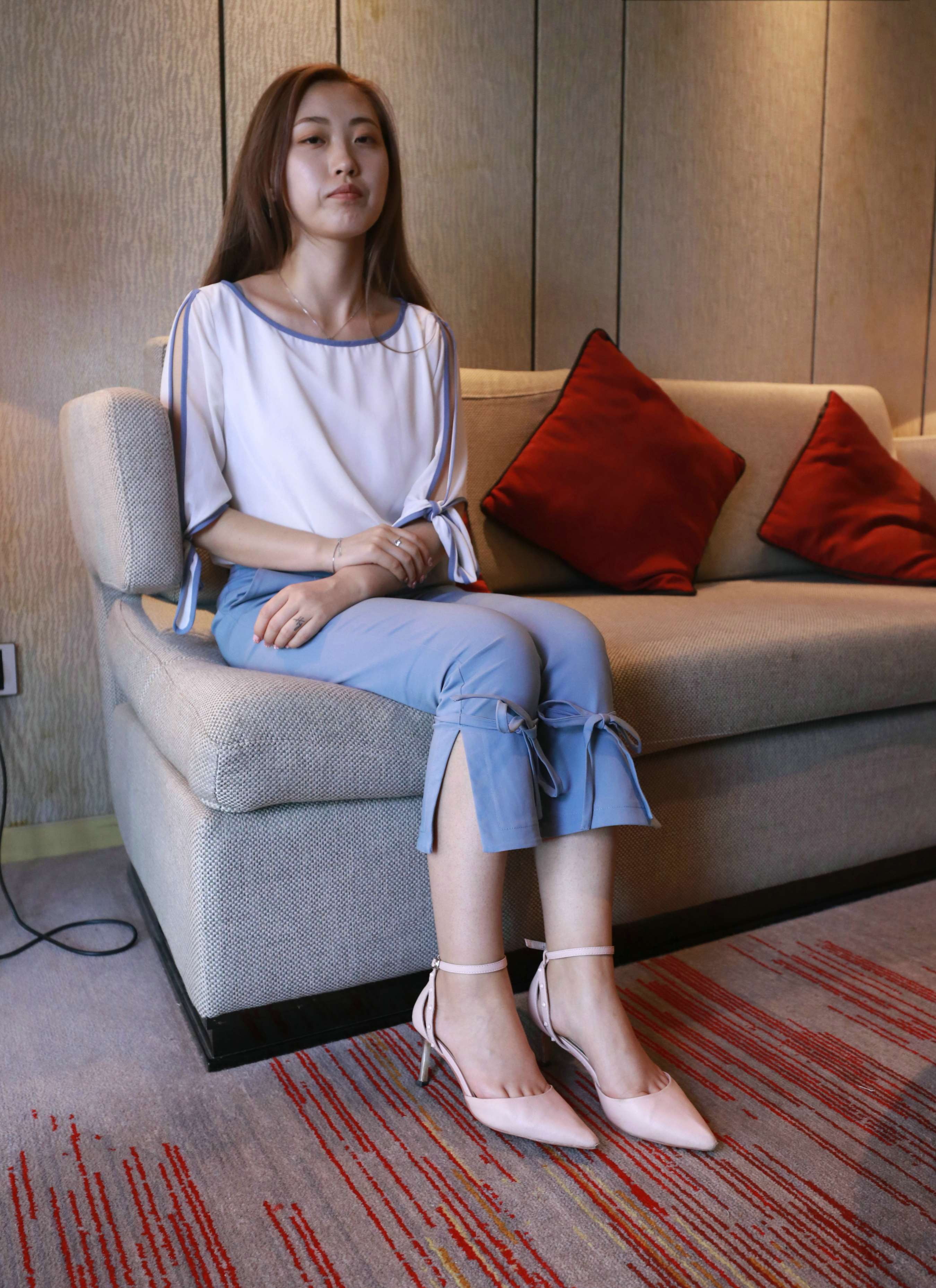 《凉高跟の赤足》作品图