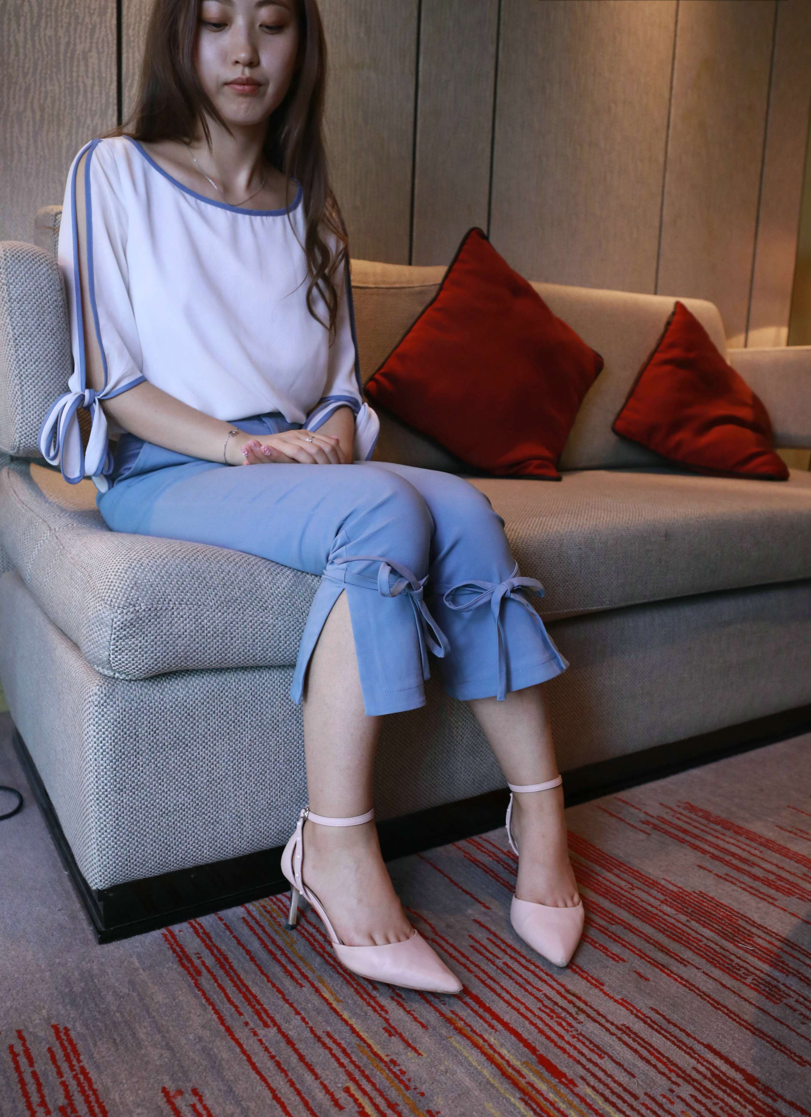 《凉高跟の赤足》作品图