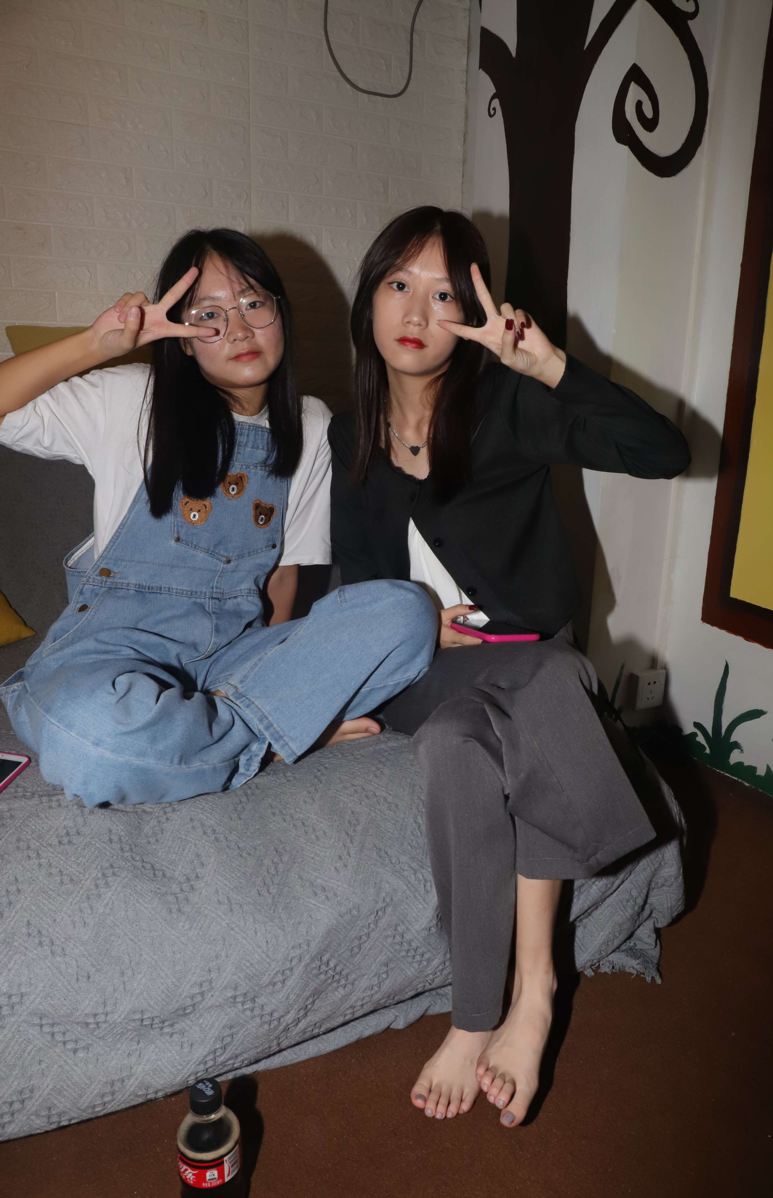 《两少女美味嫩足》作品图