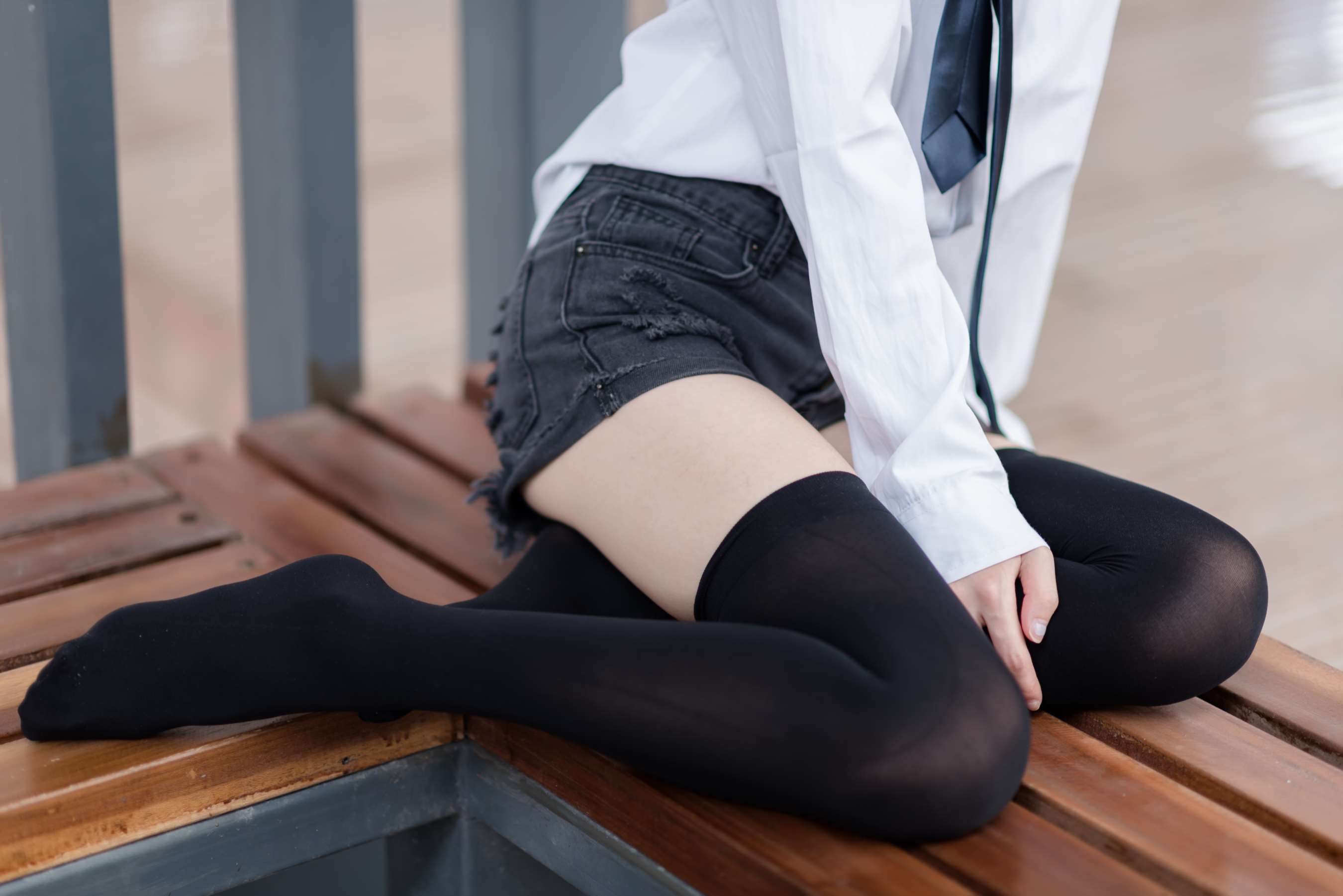 《热裤の黑丝脚丫》作品图