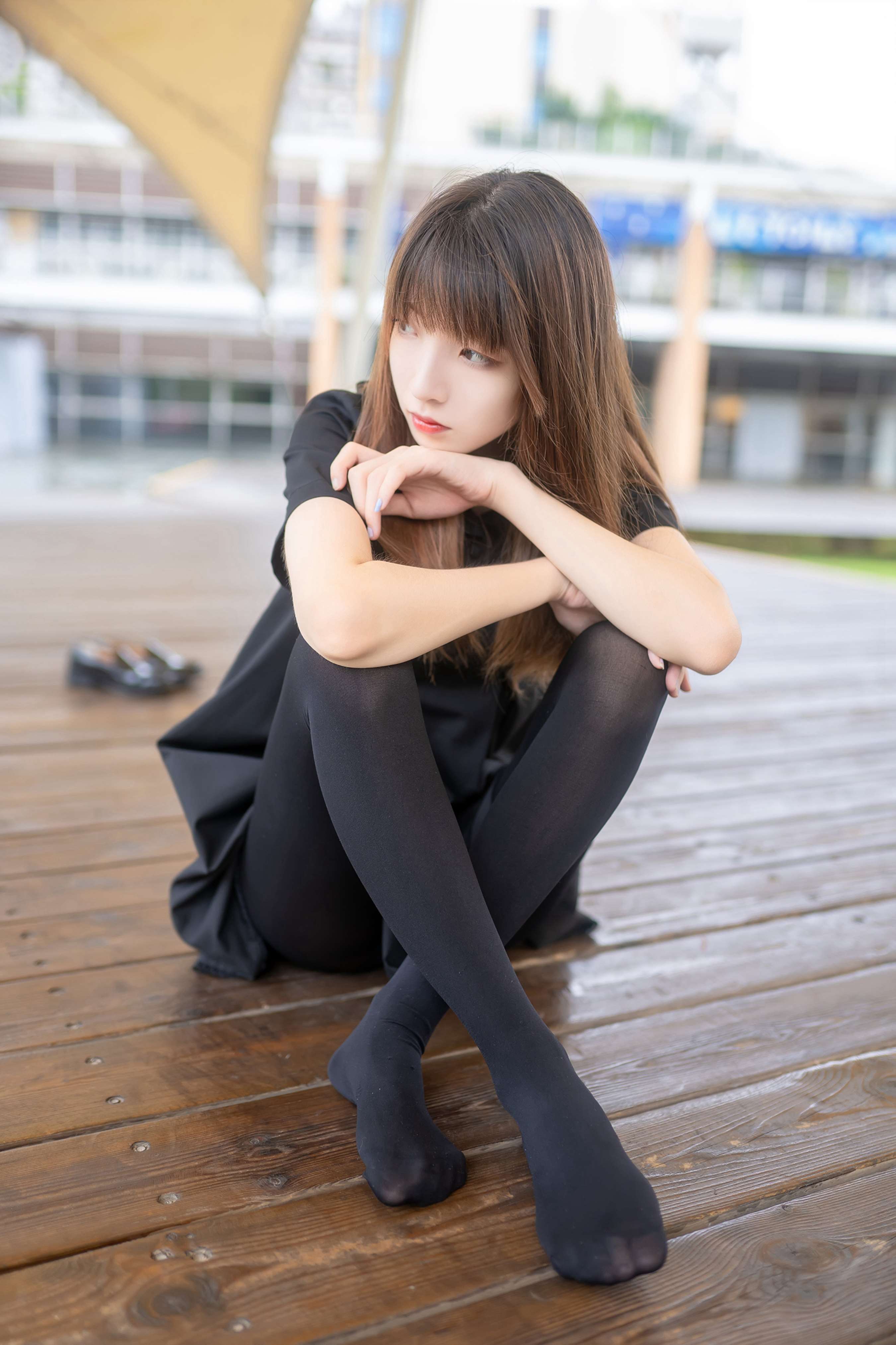 《喜欢黑色的少女》作品图