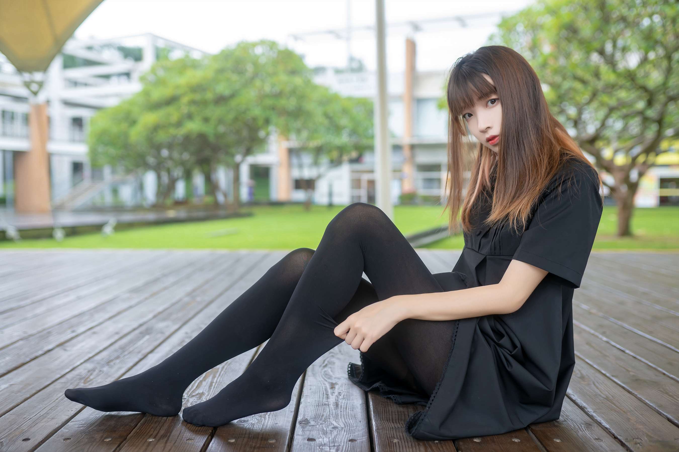 《喜欢黑色的少女》作品图