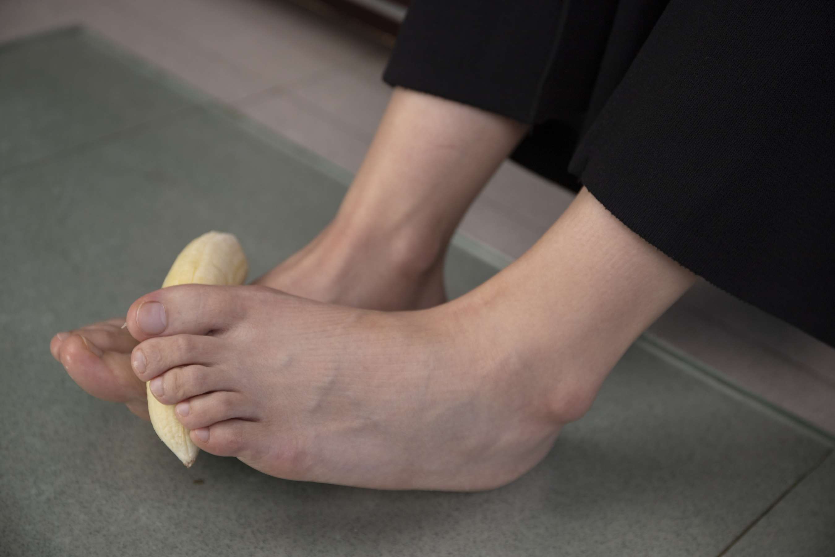 《齐齐老师脚丫踩香蕉【套图+4K视频】》作品图