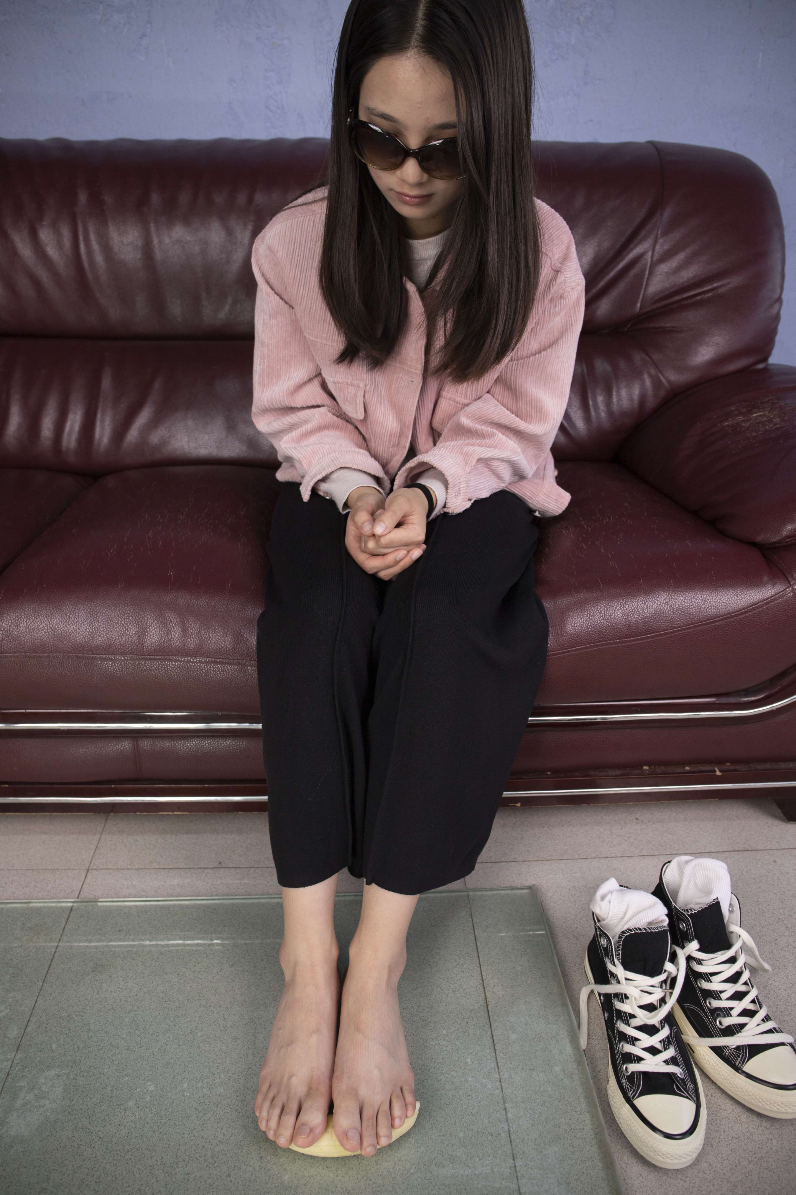 《齐齐老师脚丫踩香蕉【套图+4K视频】》作品图