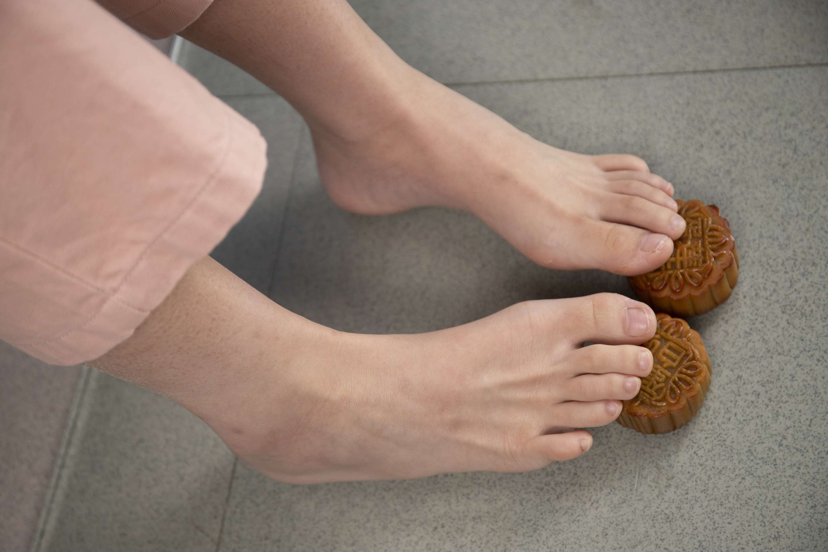 《小精灵莉莉脚丫踩月饼【套图+4K视频】》作品图