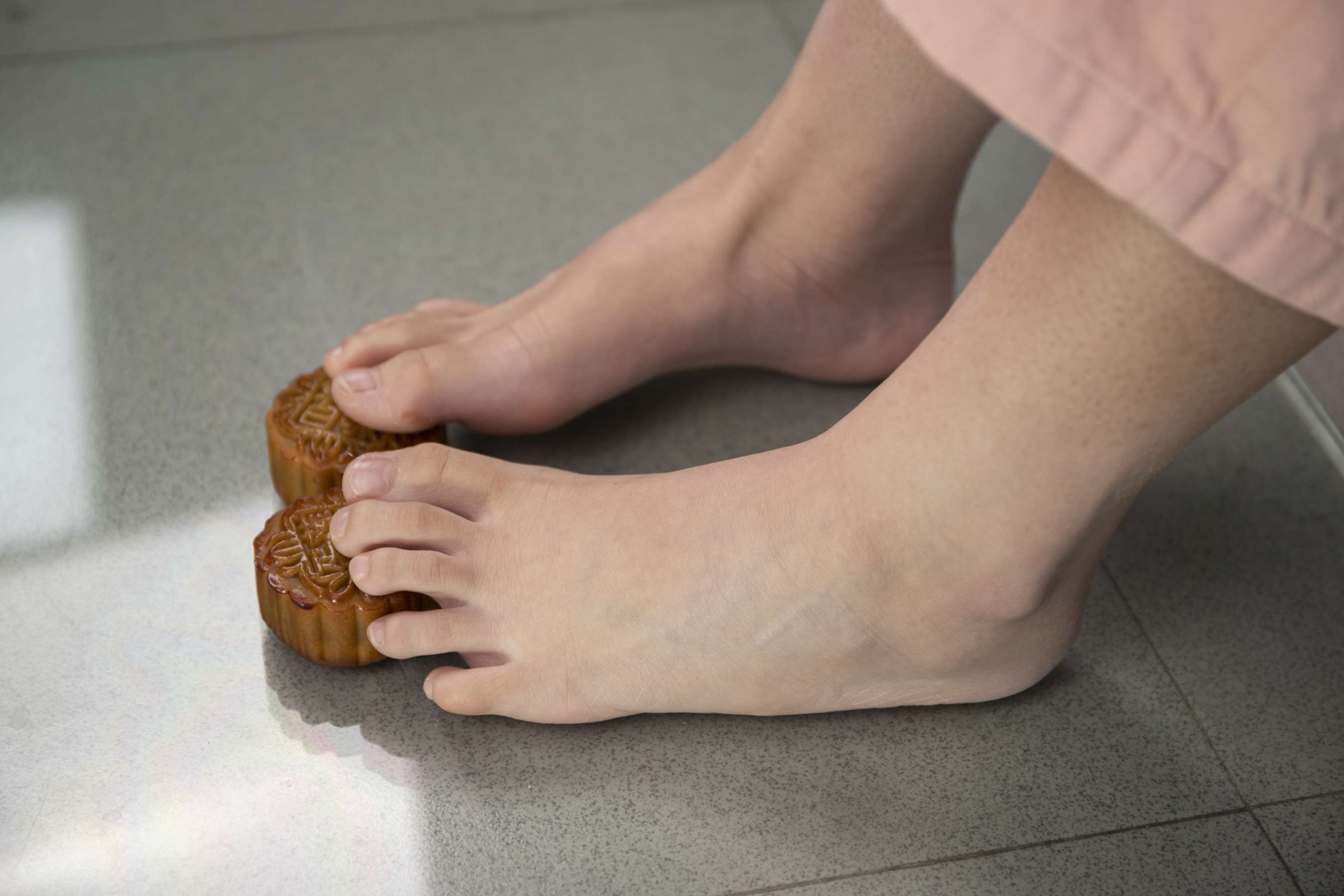 《小精灵莉莉脚丫踩月饼【套图+4K视频】》作品图