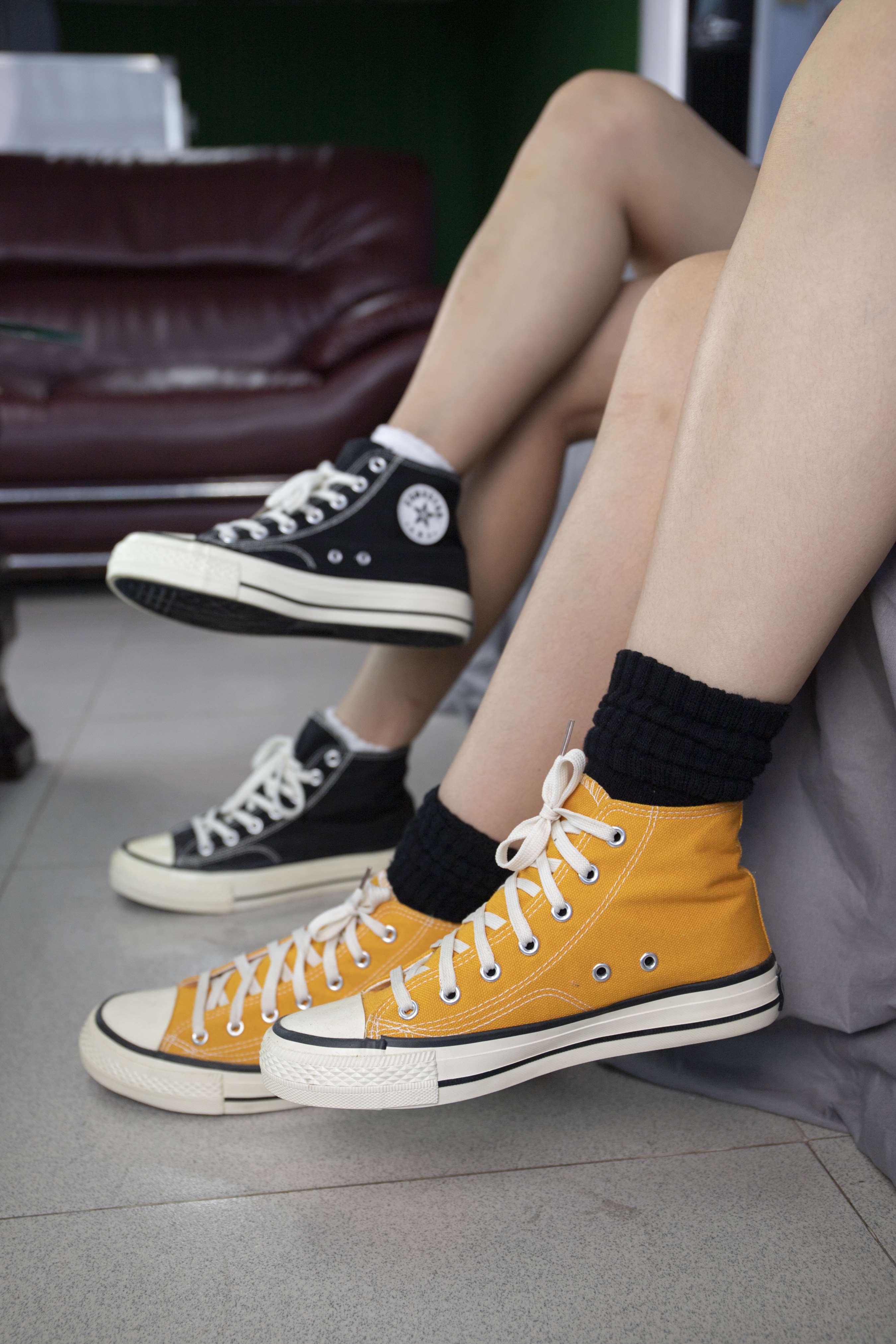 《欣欣和媚媚秀帆布鞋脚丫【套图+4K视频】》作品图