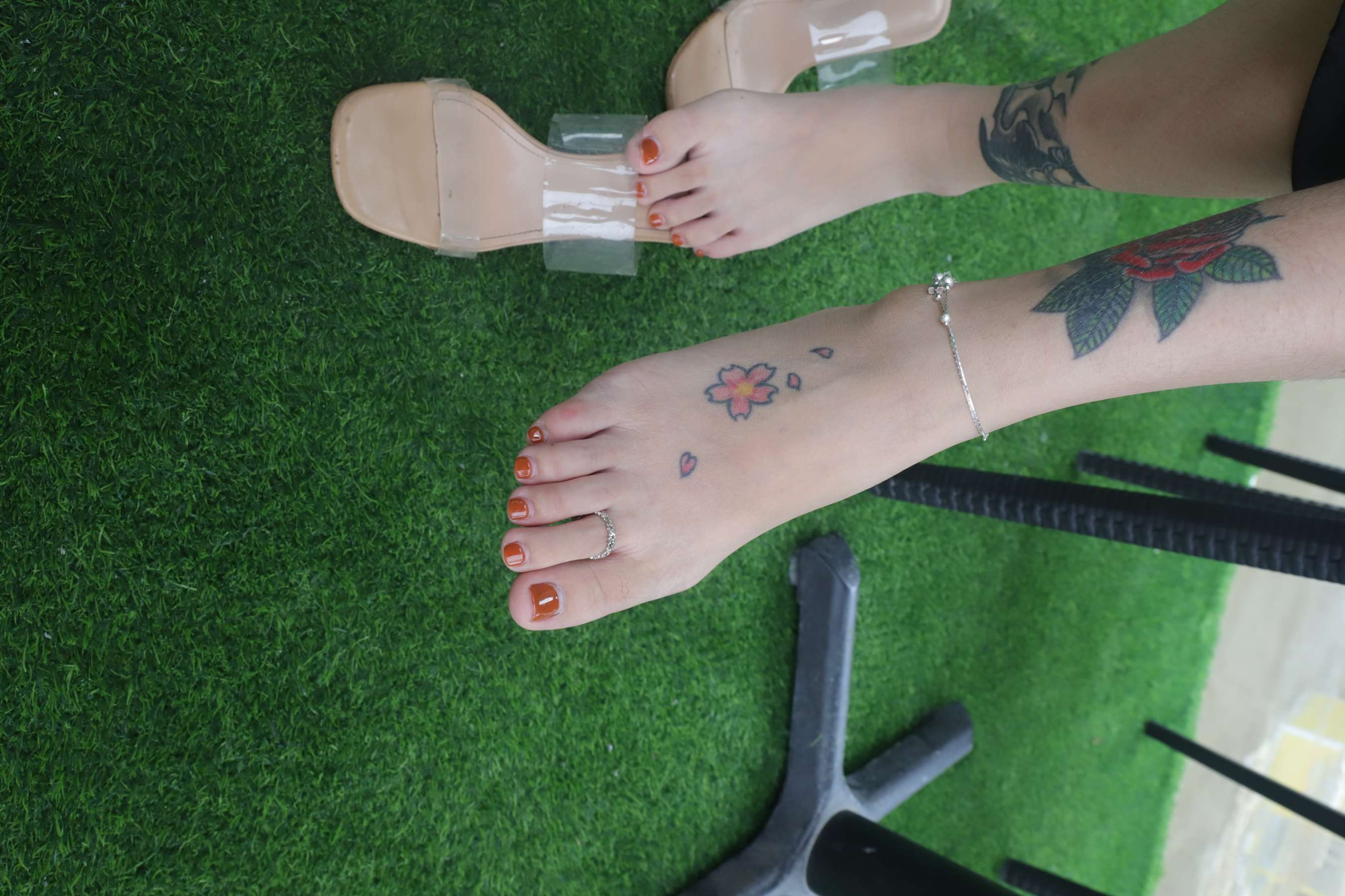 《拍完照顺便给小娴来个足底按摩》作品图