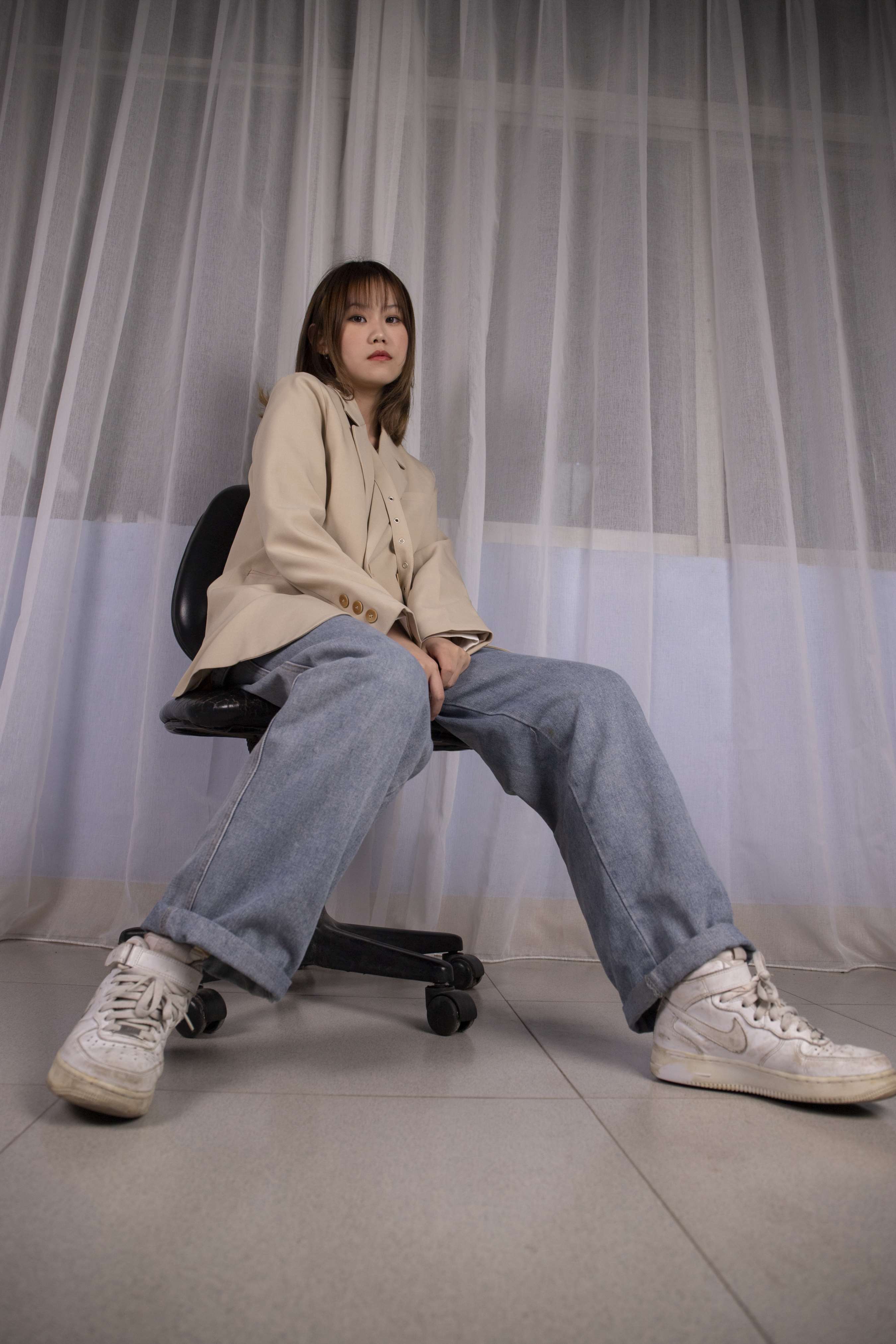 《高颜值莉莉的鞋子真脏啊【套图+4K视频】》作品图