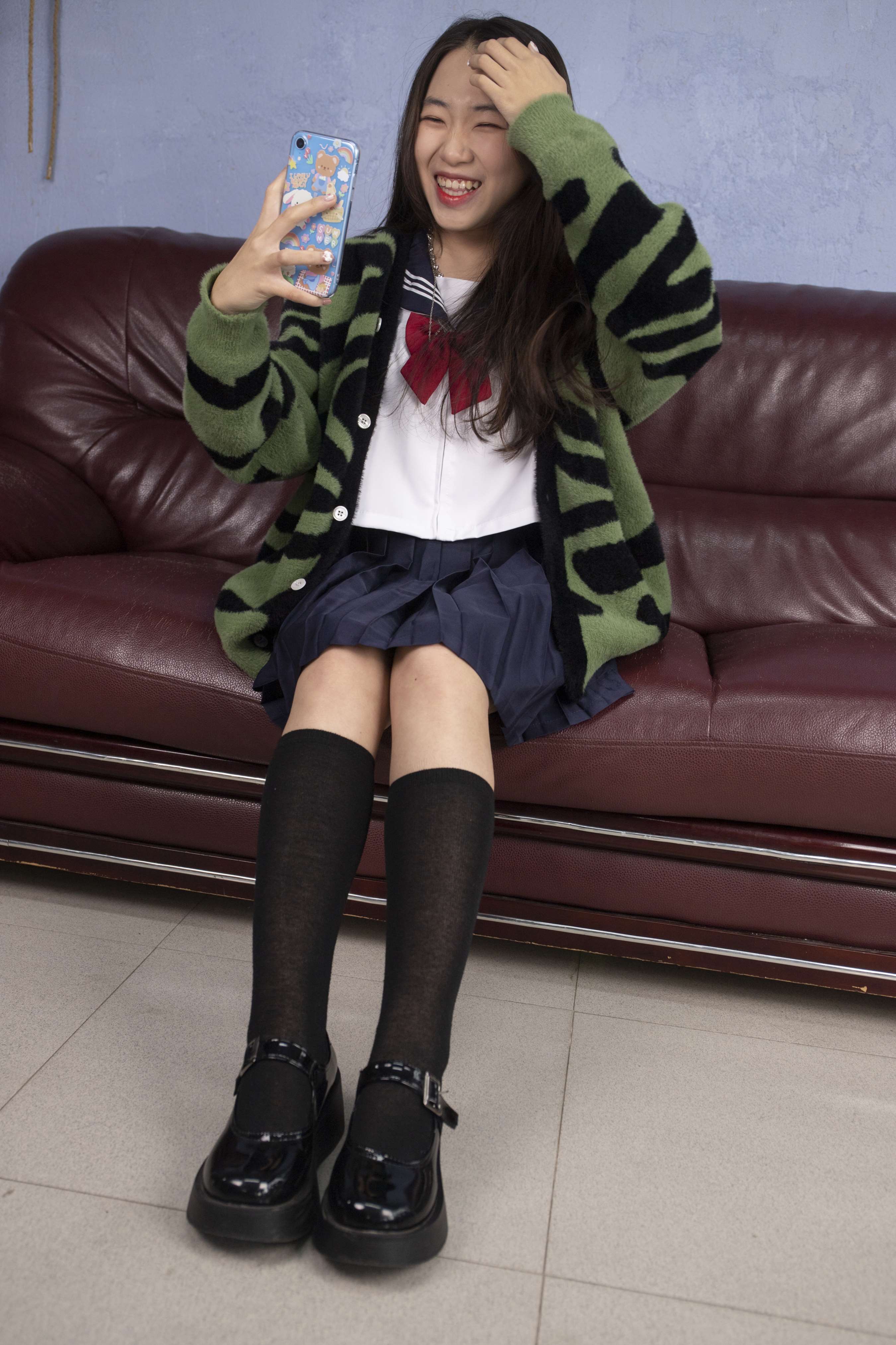 《JK美少女希希秀脚丫【套图+4K视频】》作品图