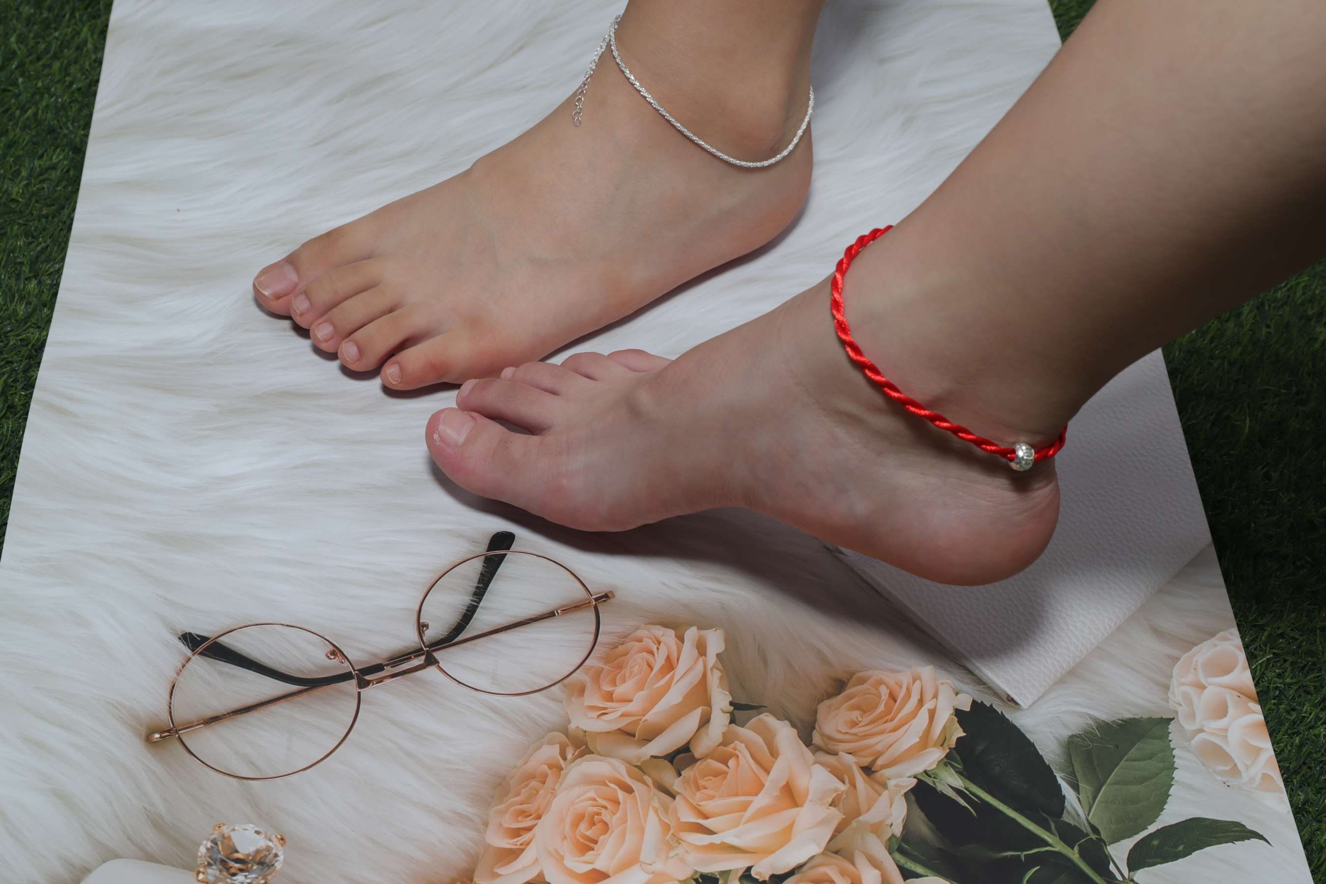 《淇淇与小怡的脚真嫩呀，几乎看不到有脚底纹路》作品图