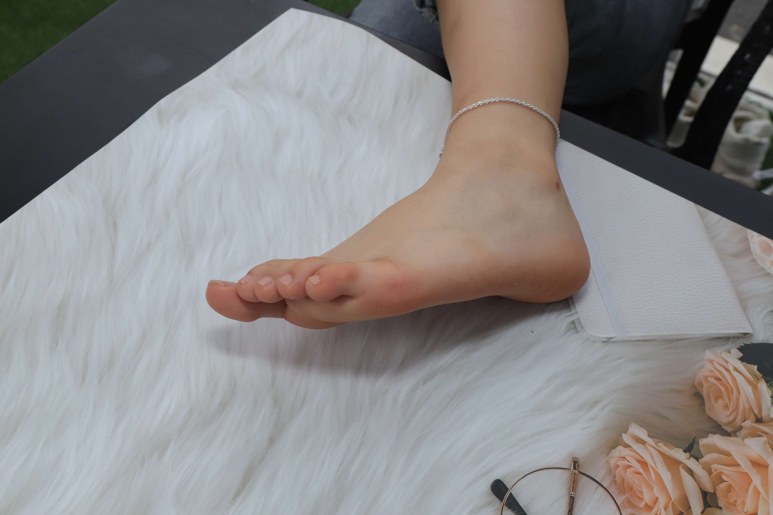 《淇淇与小怡的脚真嫩呀，几乎看不到有脚底纹路》作品图