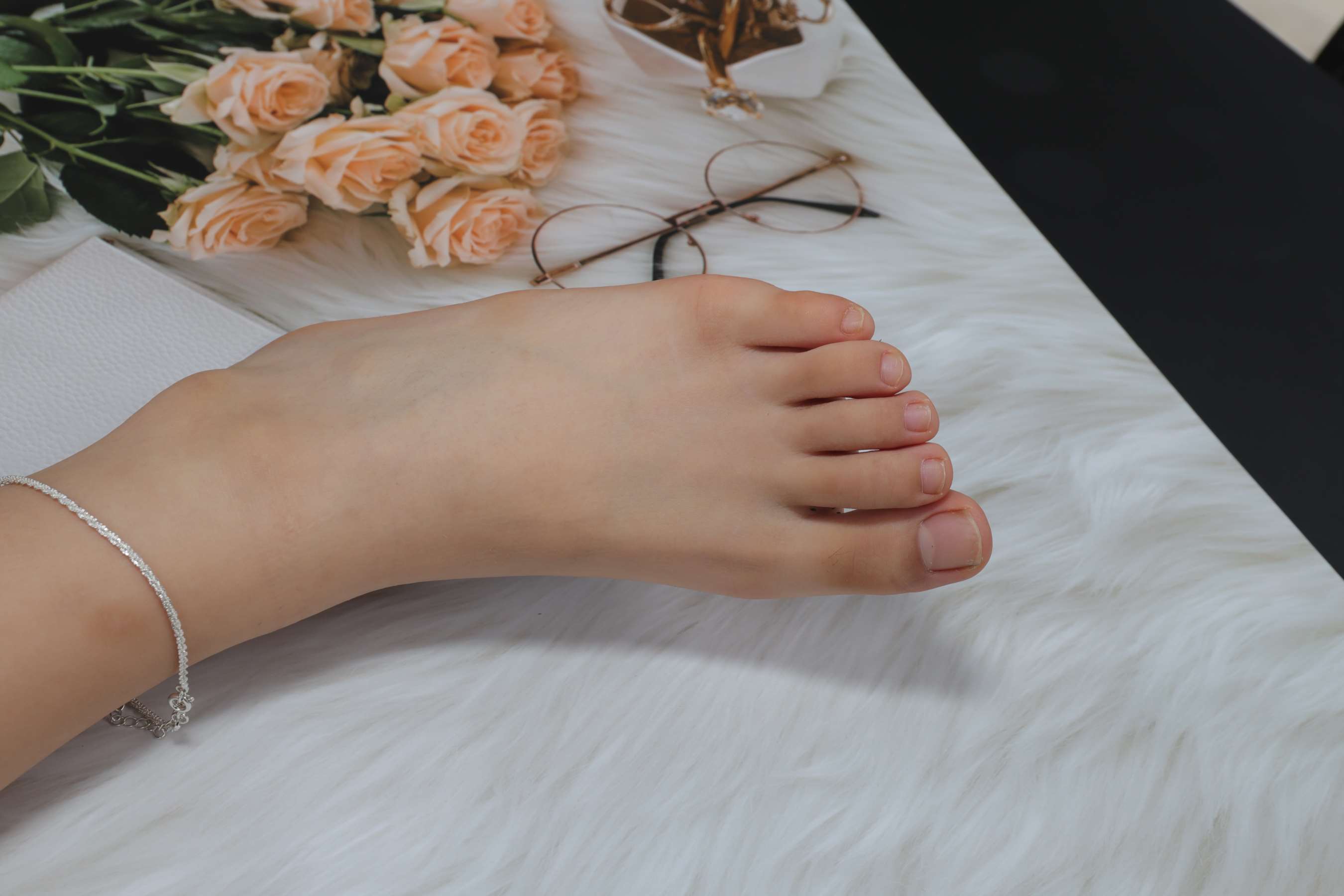 《淇淇与小怡的脚真嫩呀，几乎看不到有脚底纹路》作品图