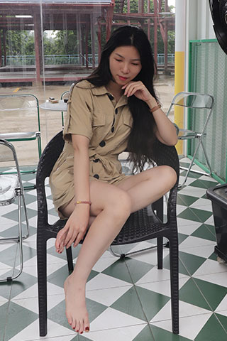 晓晴展示裸足脚丫