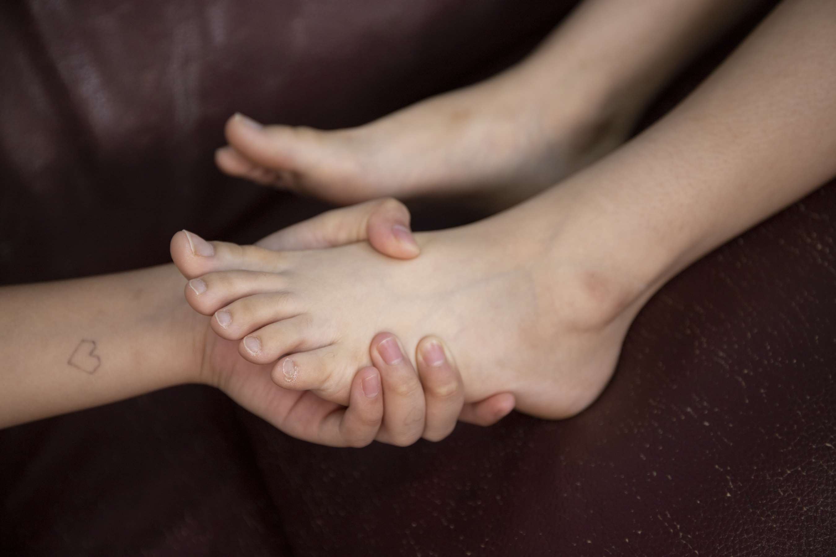 《小仙女静儿美女的嫩脚丫被捉住拍照【套图+4K视频】》作品图