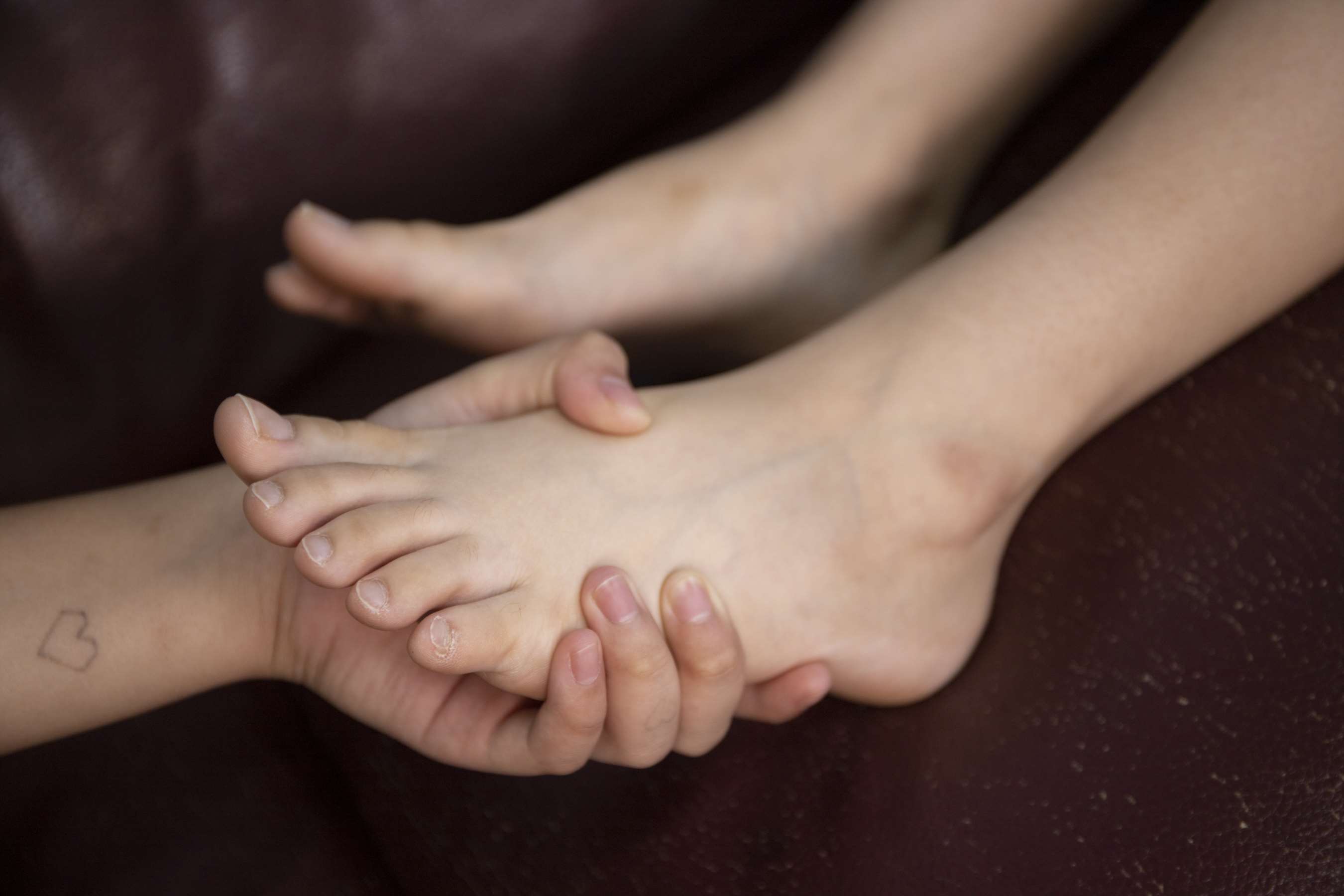 《小仙女静儿美女的嫩脚丫被捉住拍照【套图+4K视频】》作品图