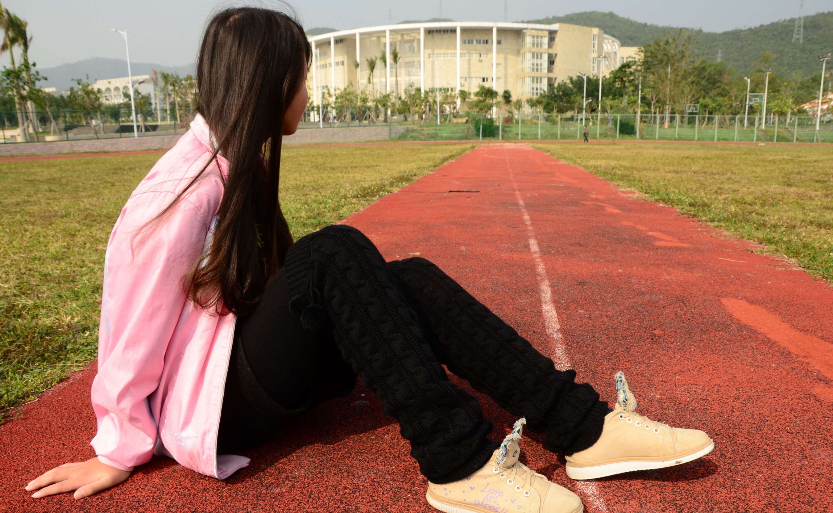 《布鞋の黑丝脚》作品图