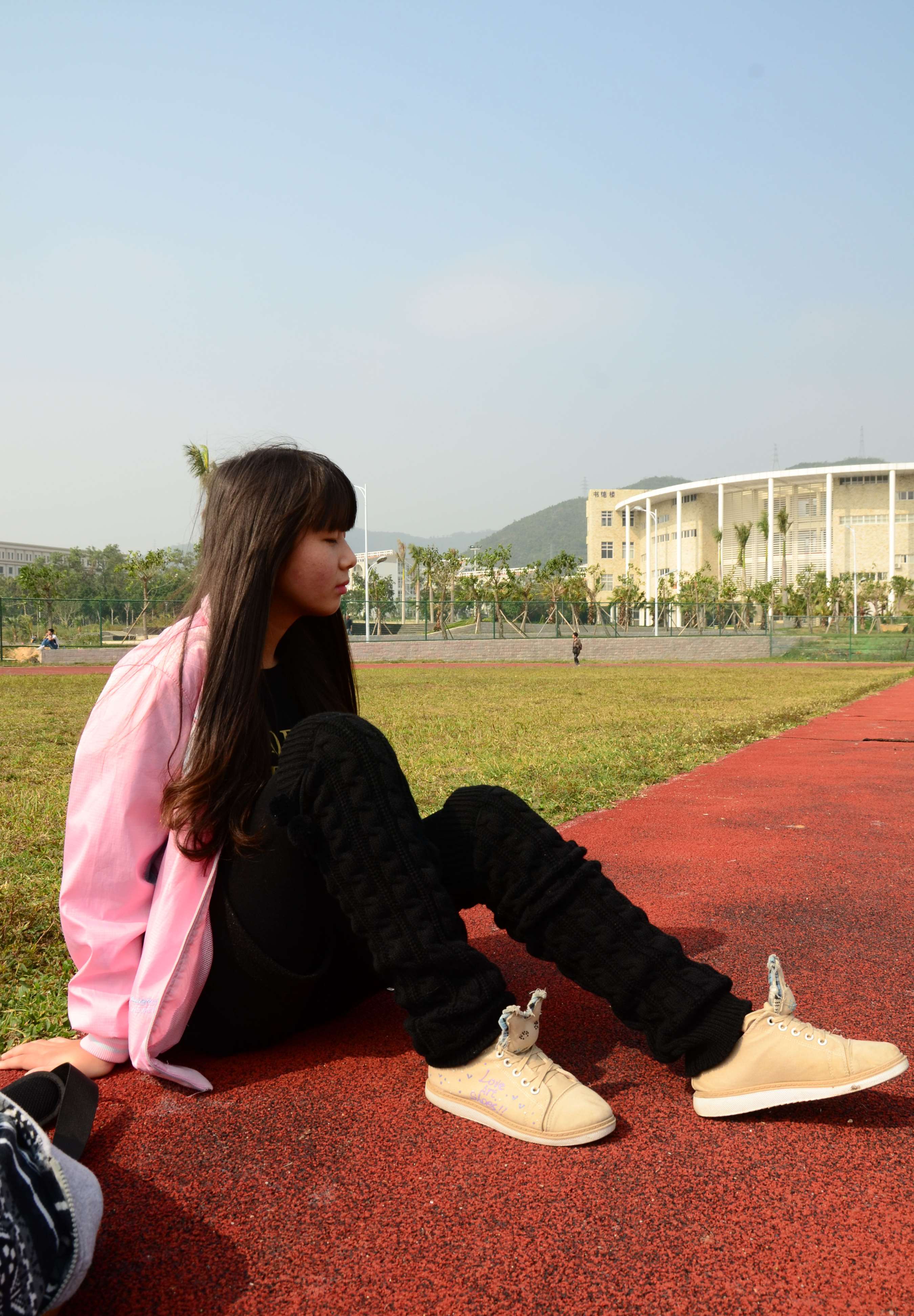 《布鞋の黑丝脚》作品图