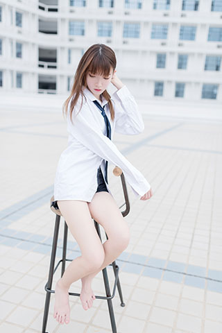 白衬衣の赤足