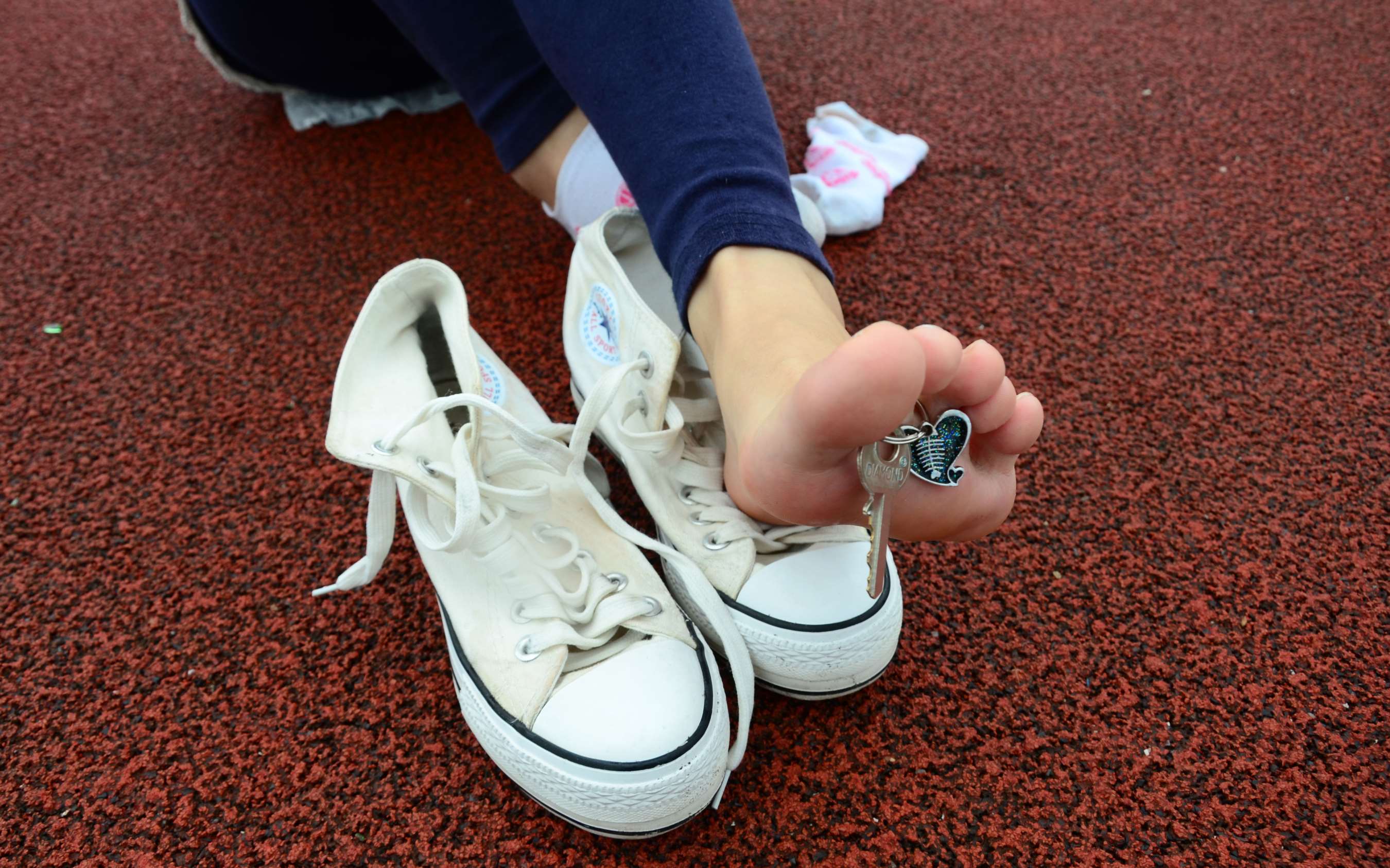 《白帆布鞋の棉袜脚》作品图