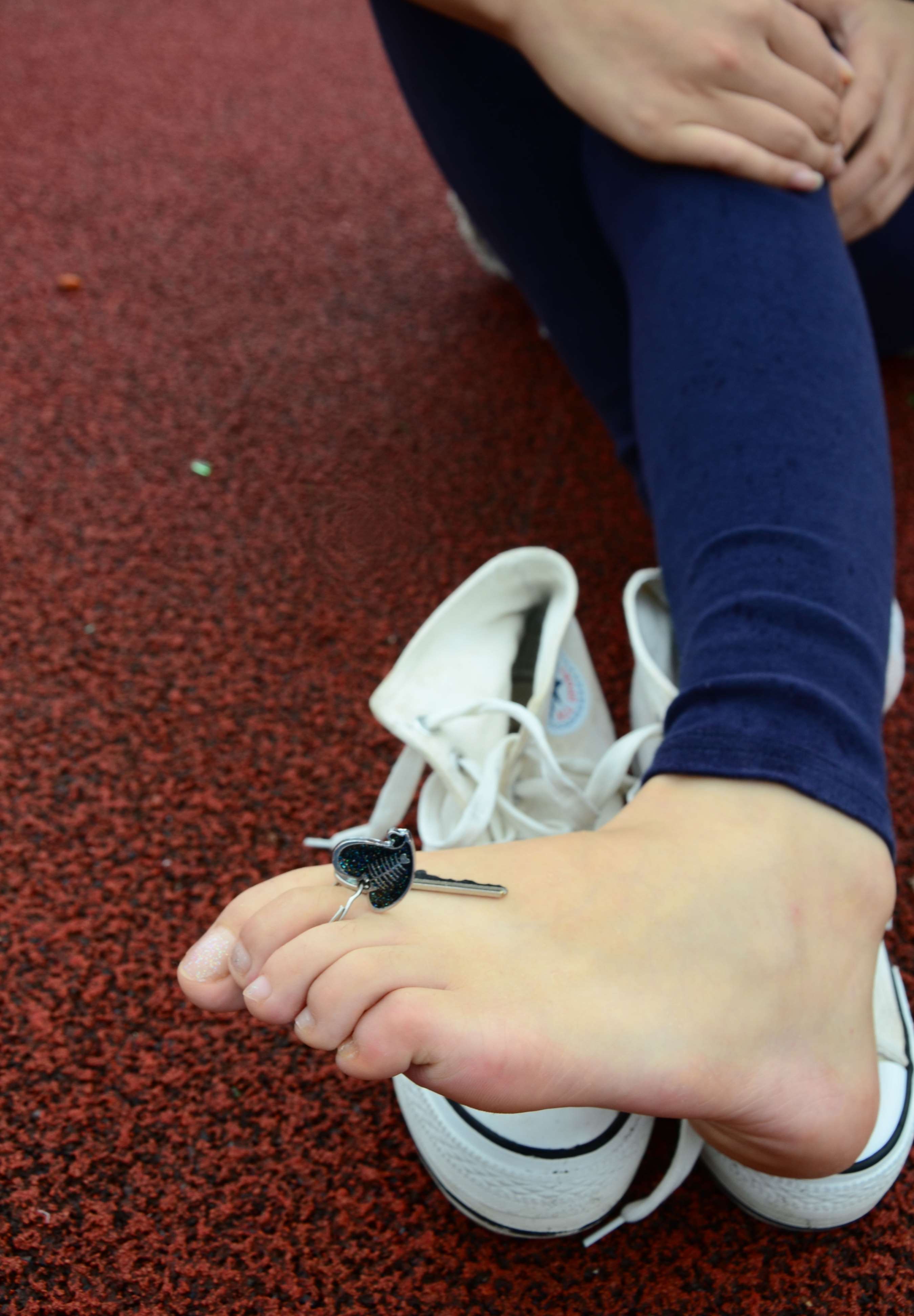 《白帆布鞋の棉袜脚》作品图