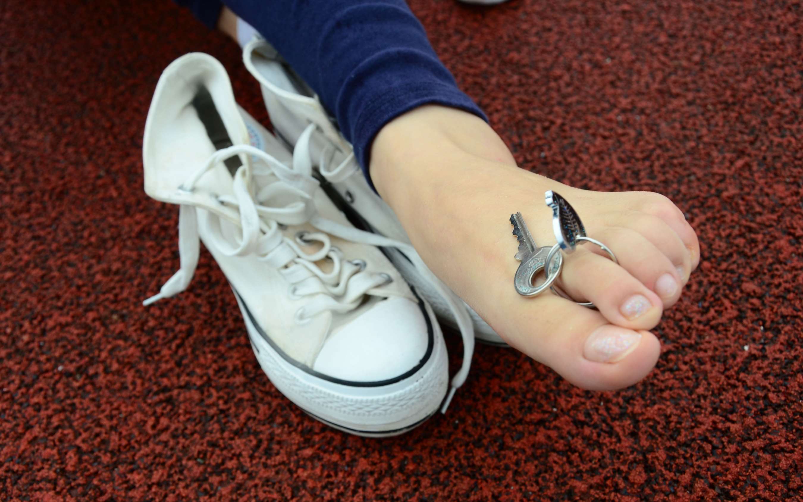 《白帆布鞋の棉袜脚》作品图