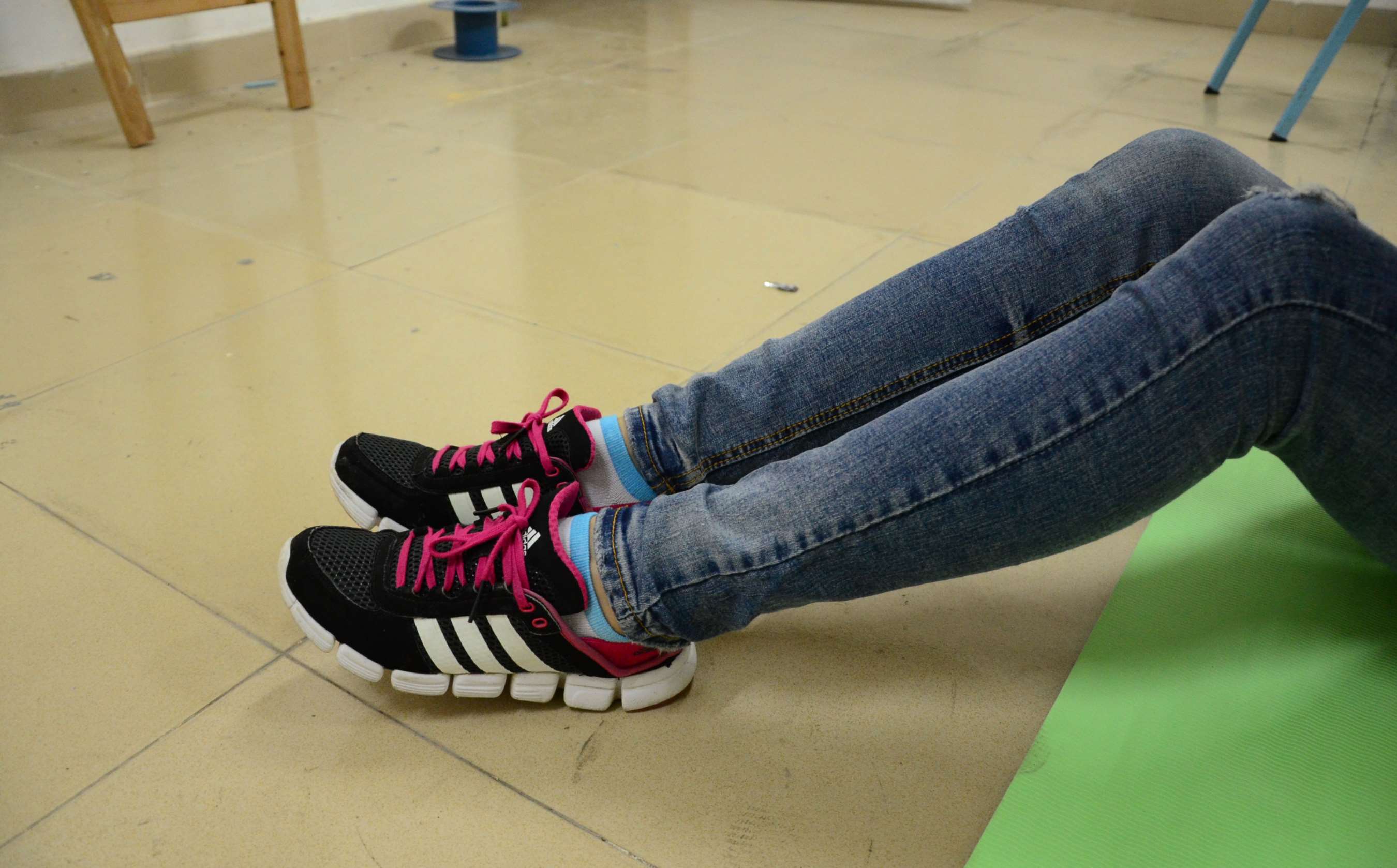 《瑜伽垫上的白棉袜》作品图