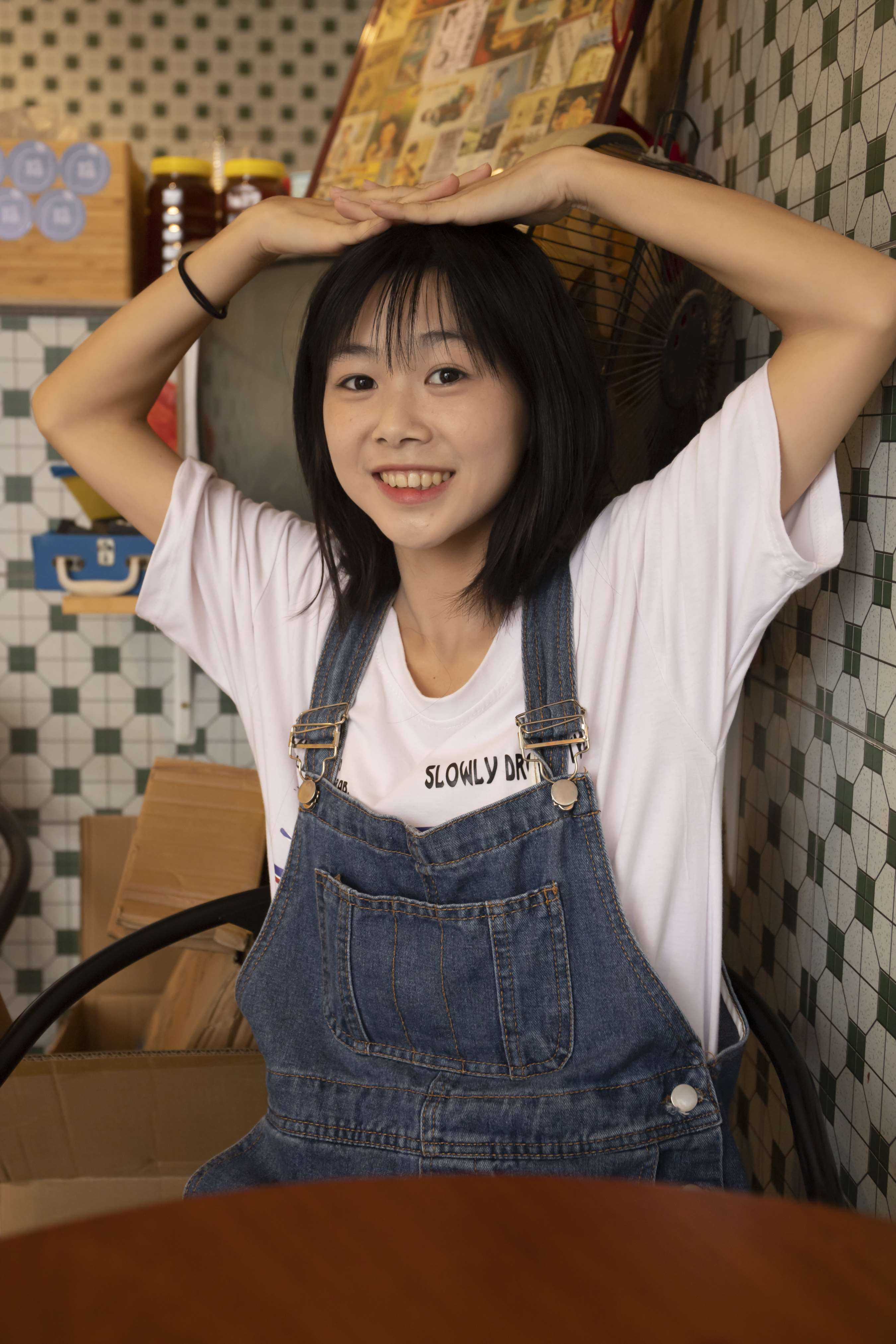 《小仙女静儿小镇游玩【套图+4K视频】》作品图