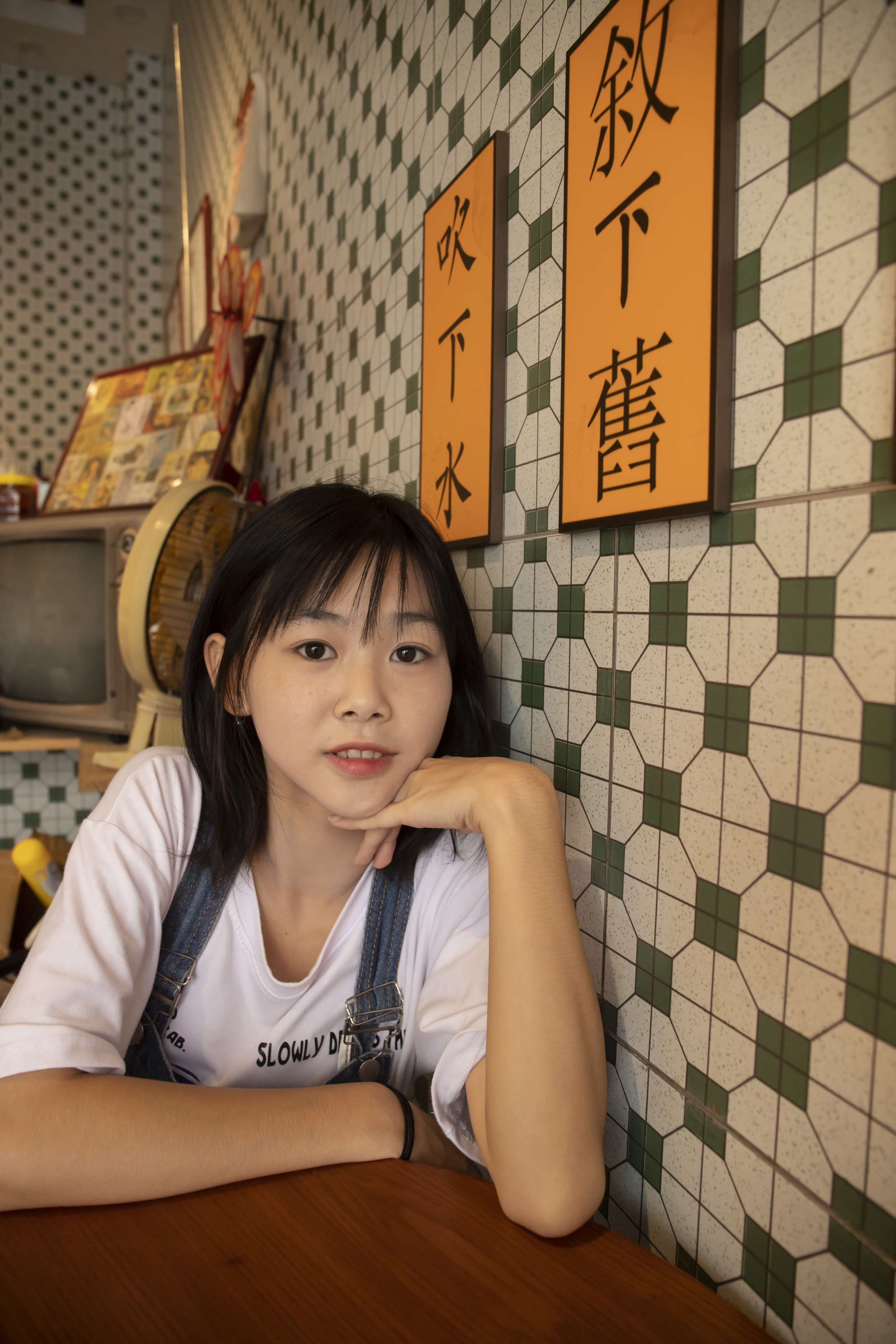 《小仙女静儿小镇游玩【套图+4K视频】》作品图