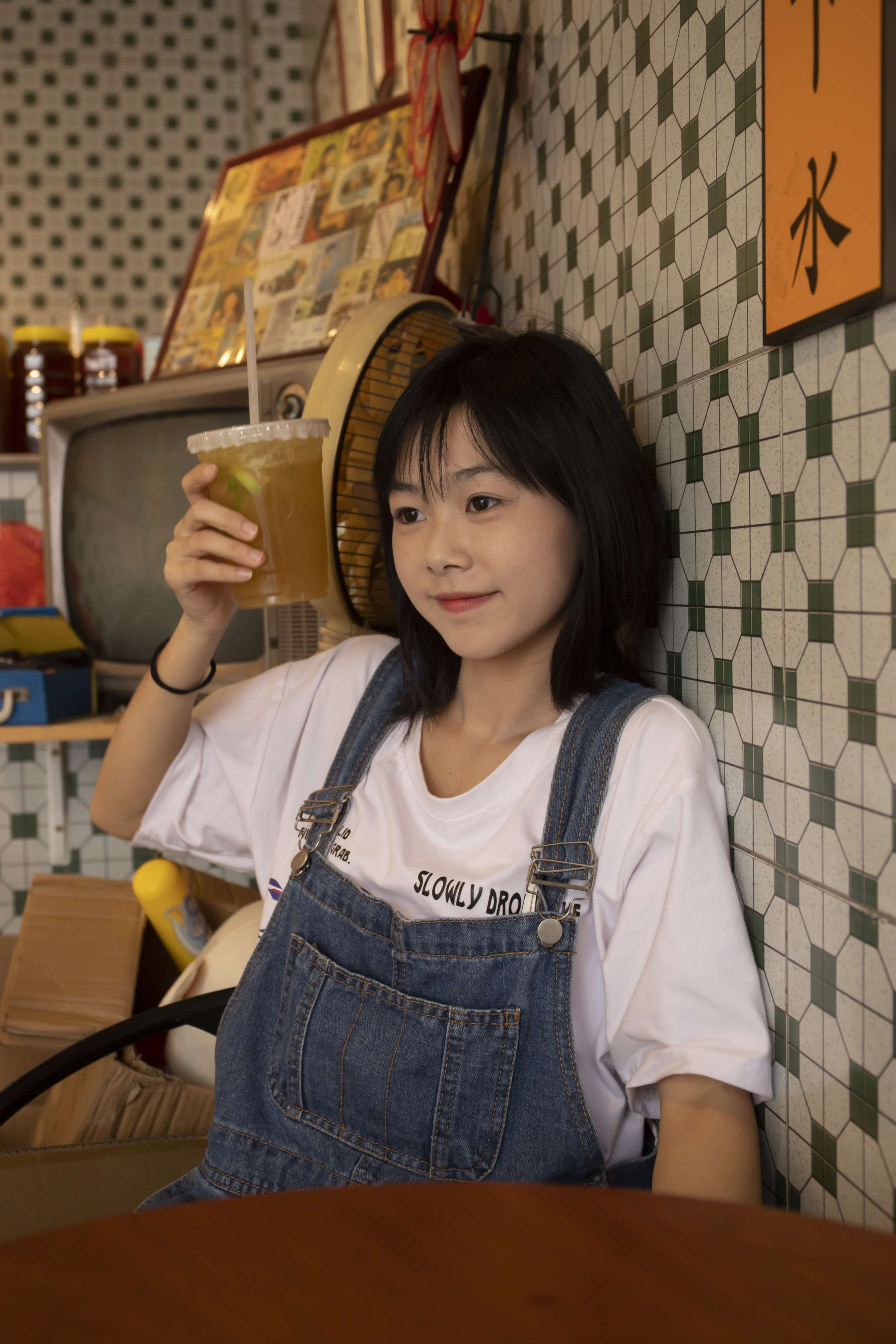 《小仙女静儿小镇游玩【套图+4K视频】》作品图