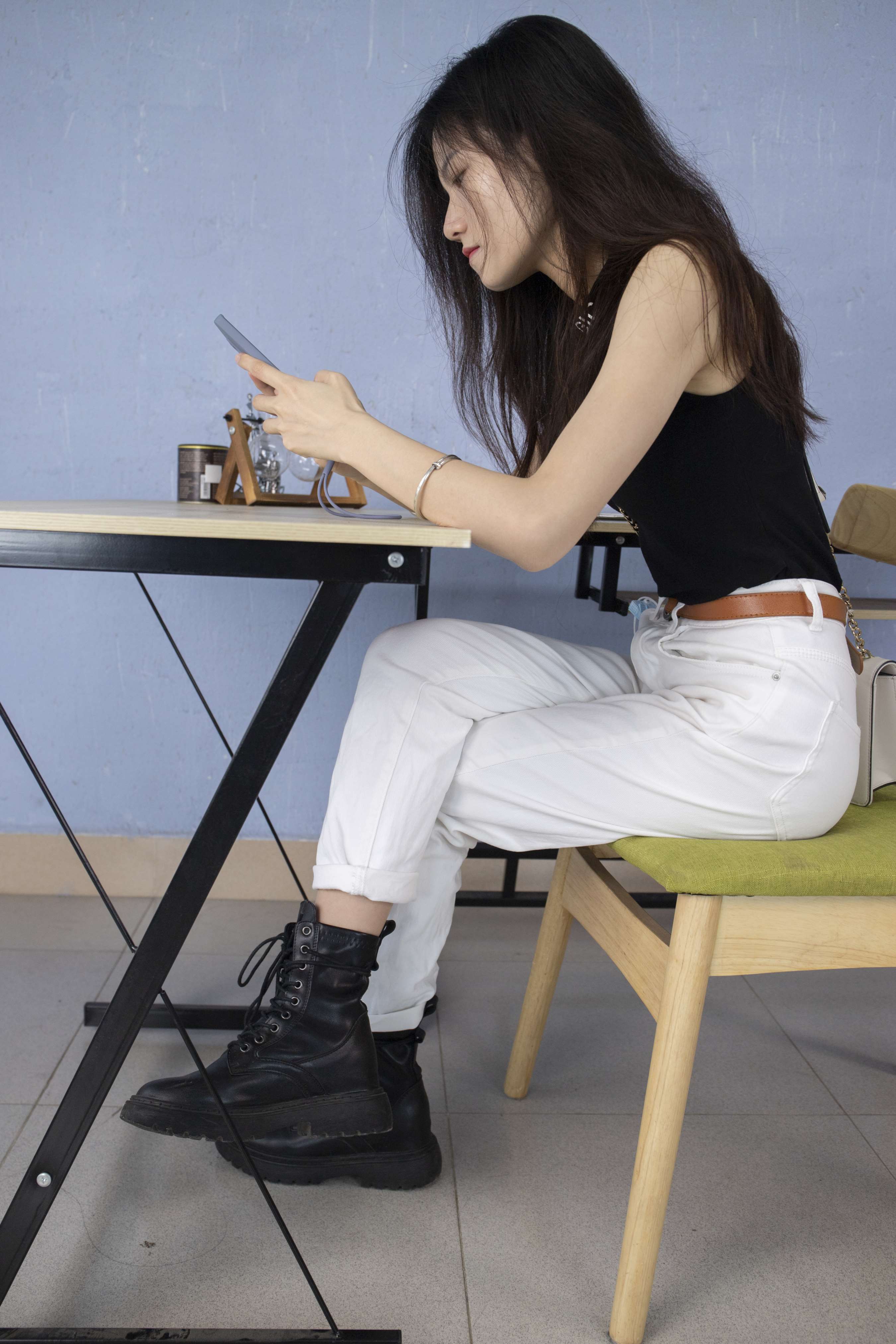 《小华脱掉靴子展示棉袜【套图+4K视频】》作品图