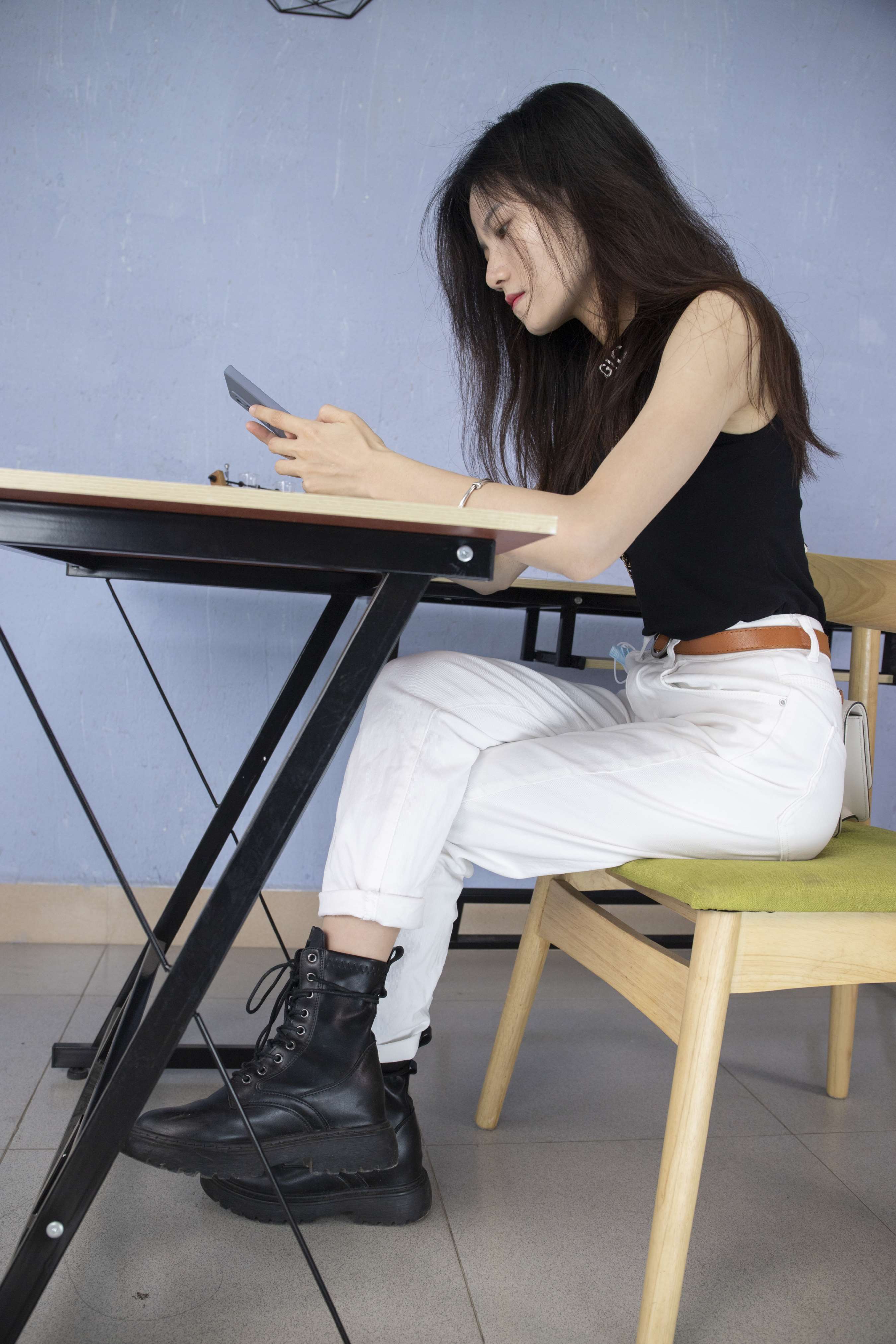 《小华脱掉靴子展示棉袜【套图+4K视频】》作品图