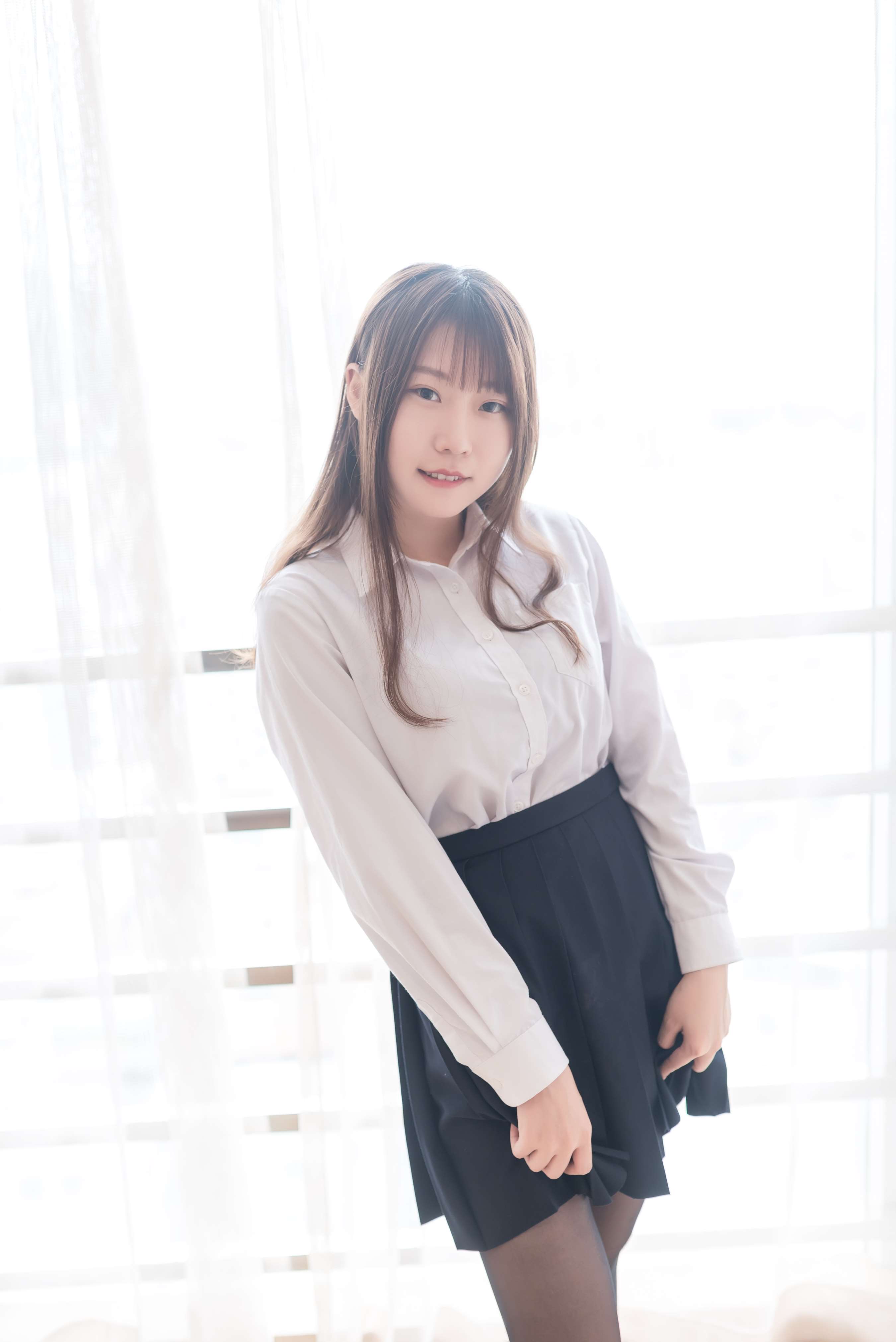 《衬衣百褶裙の黑丝脚》作品图