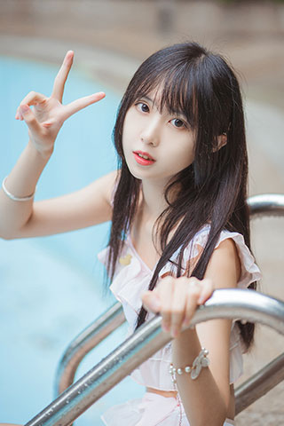游泳池小姐姐的裸足