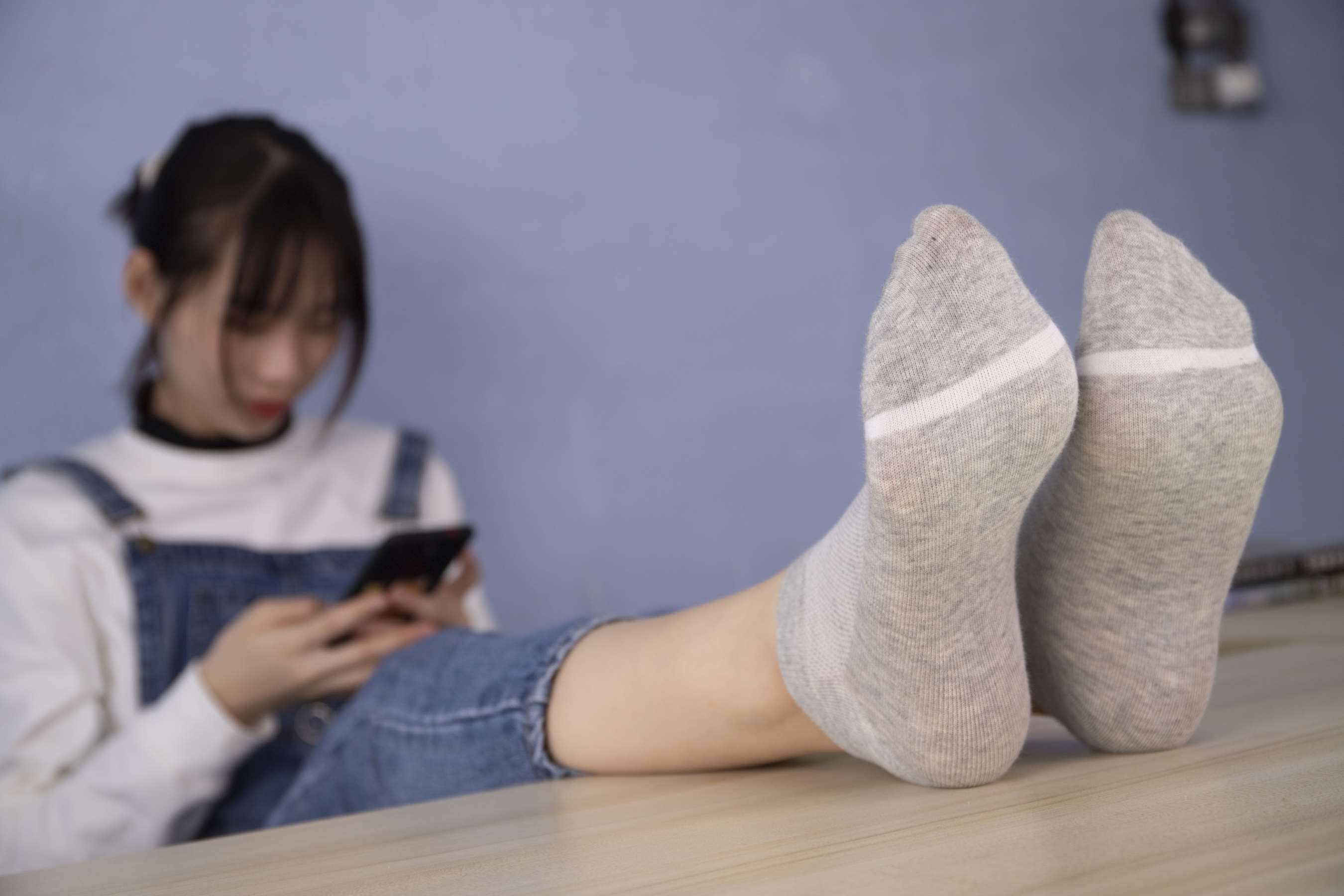 《小韵40码大脚搭在桌子上展示【套图+4k视频】》作品图