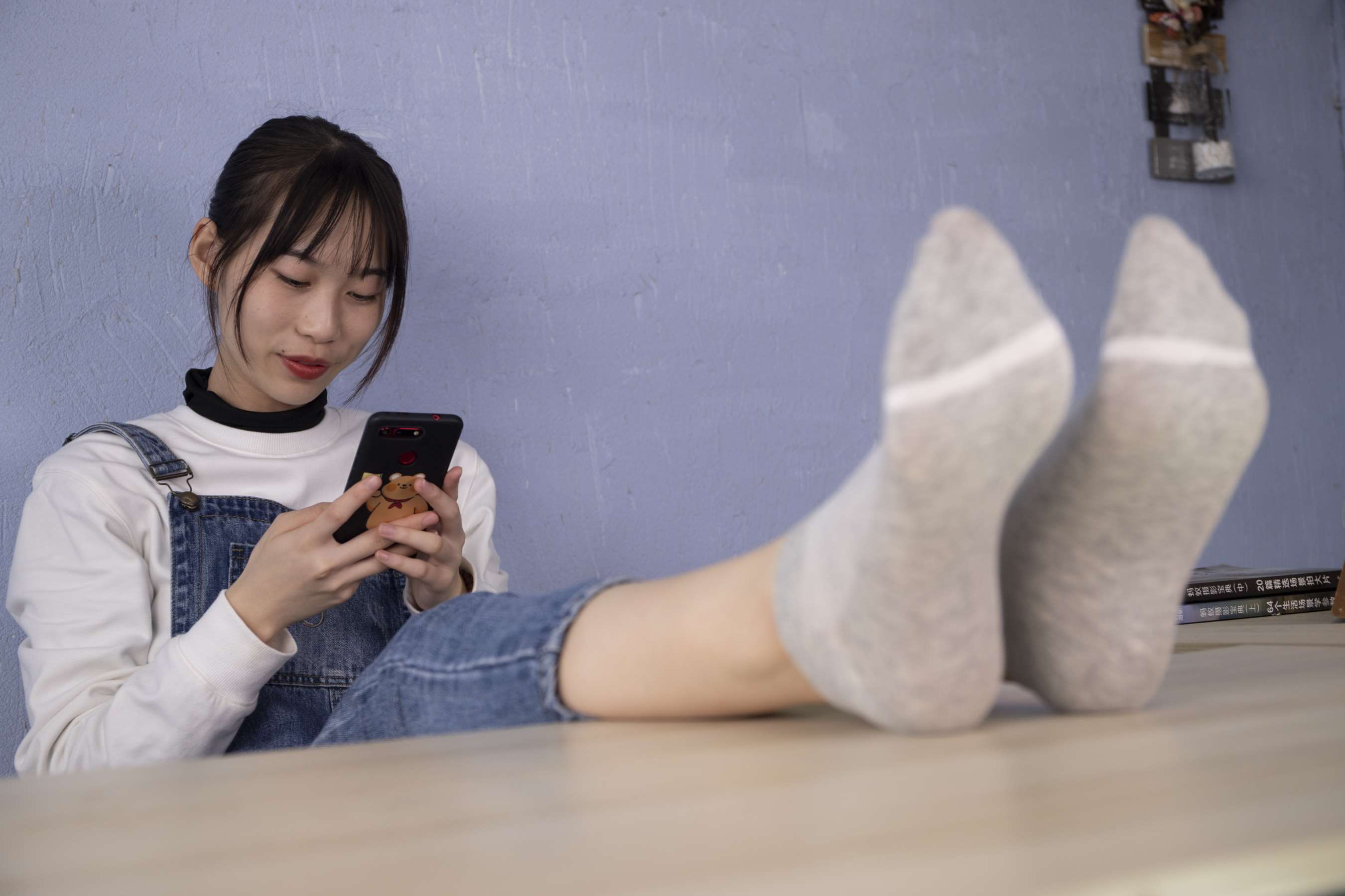 《小韵40码大脚搭在桌子上展示【套图+4k视频】》作品图