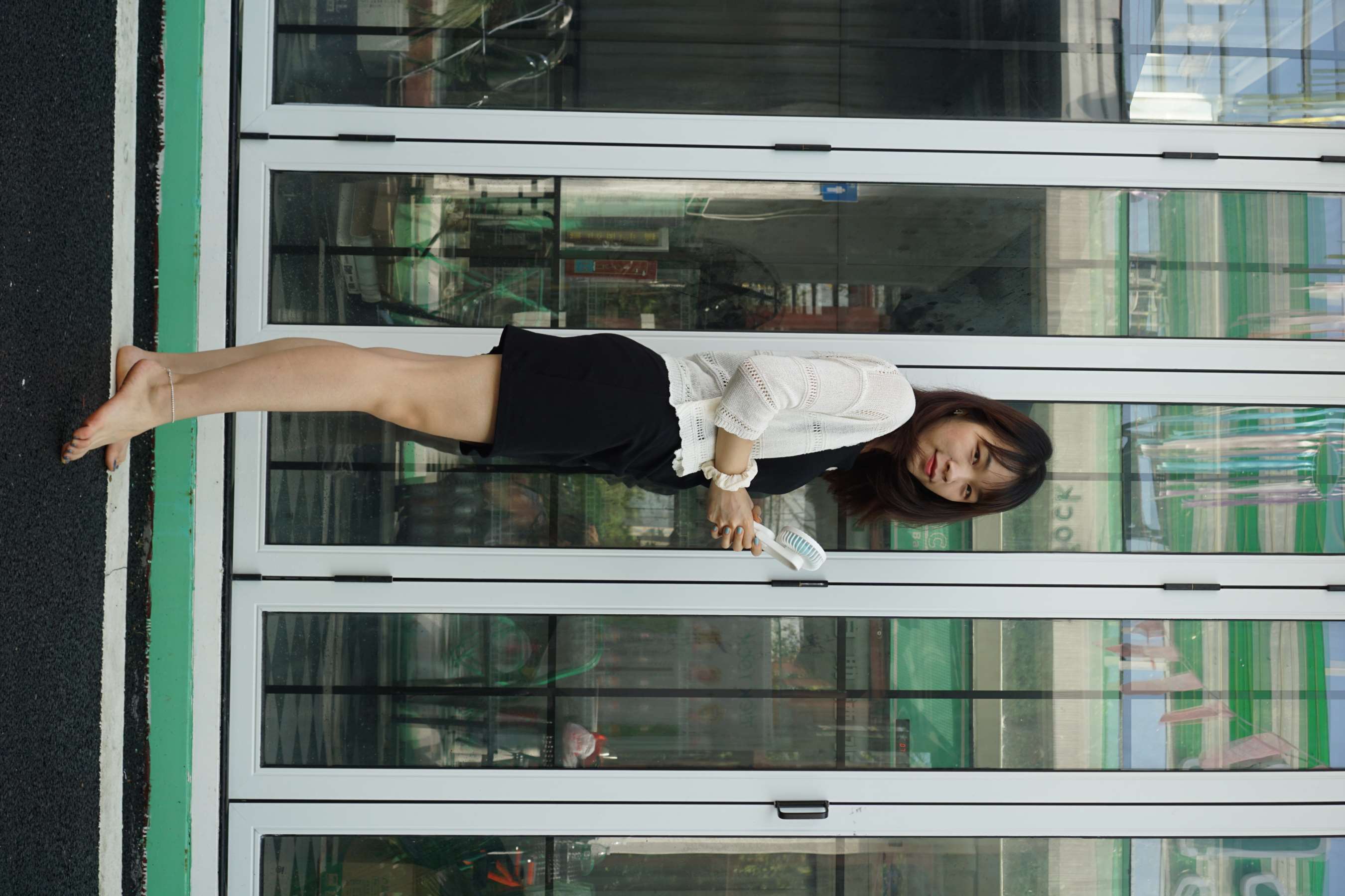 《蓉蓉和表妹小欣看台展脚丫》作品图