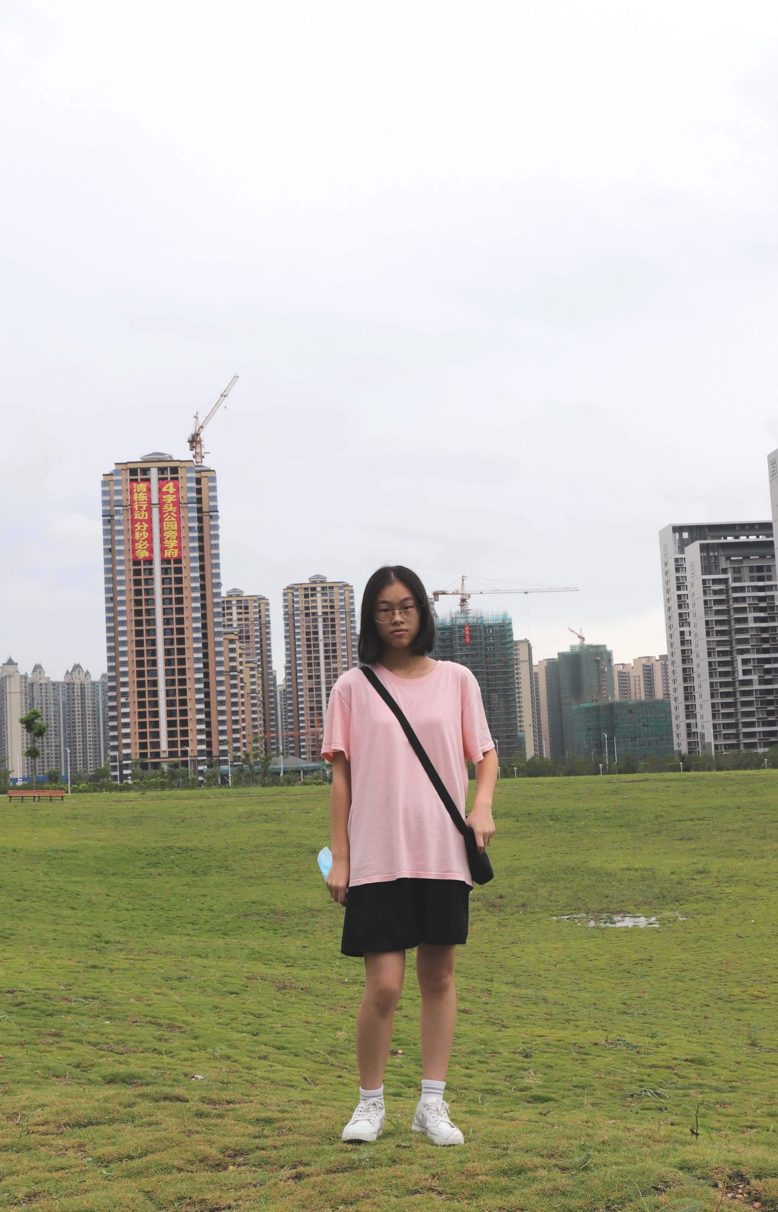 《蓉蓉和表妹小欣看台展脚丫》作品图