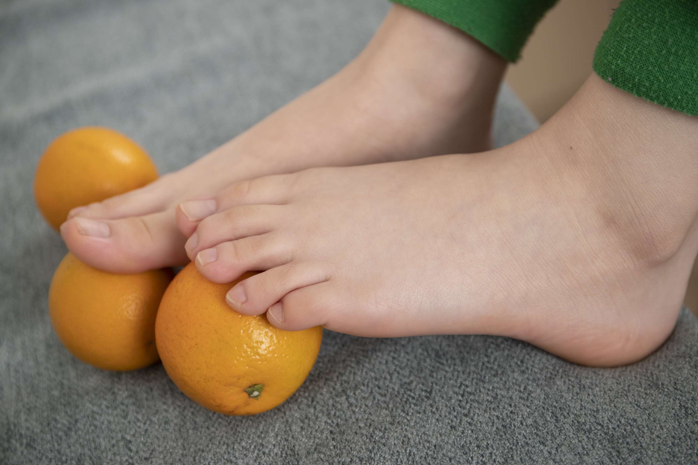 《宝儿嫩足玩橘子【套图+4K视频】》作品图