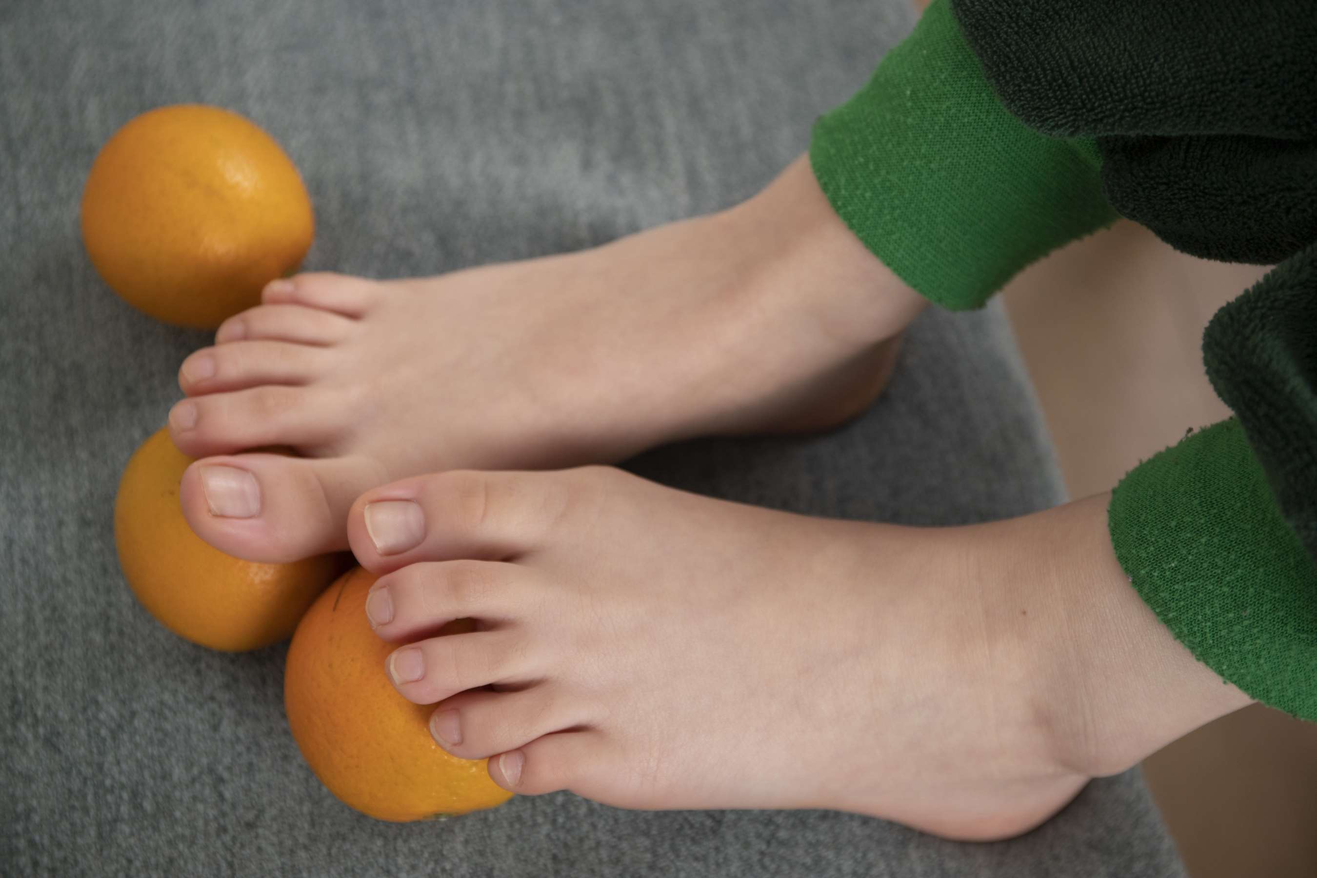 《宝儿嫩足玩橘子【套图+4K视频】》作品图