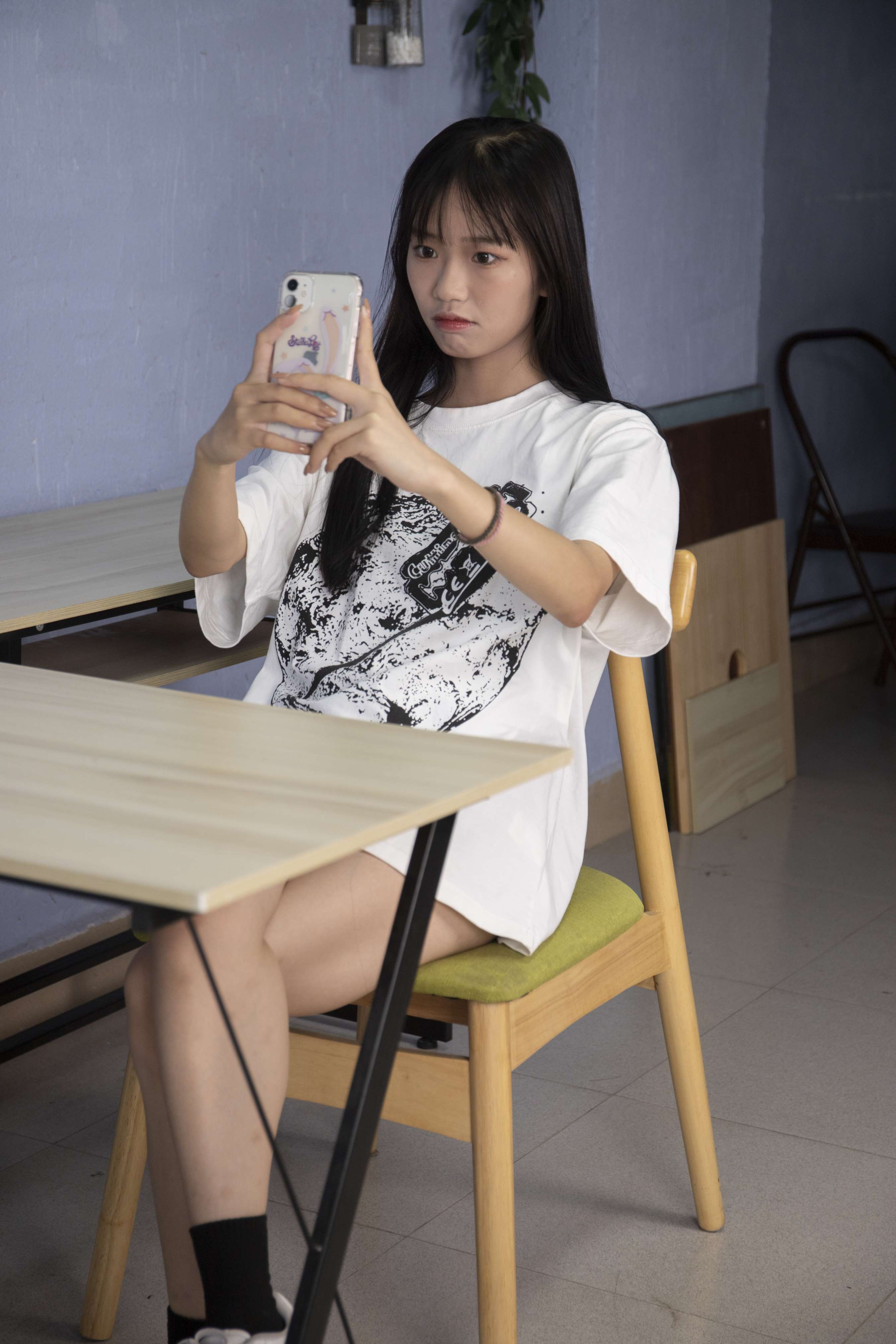 《清纯美少女昕昕无意识摆动脚丫【套图+4K视频】》作品图