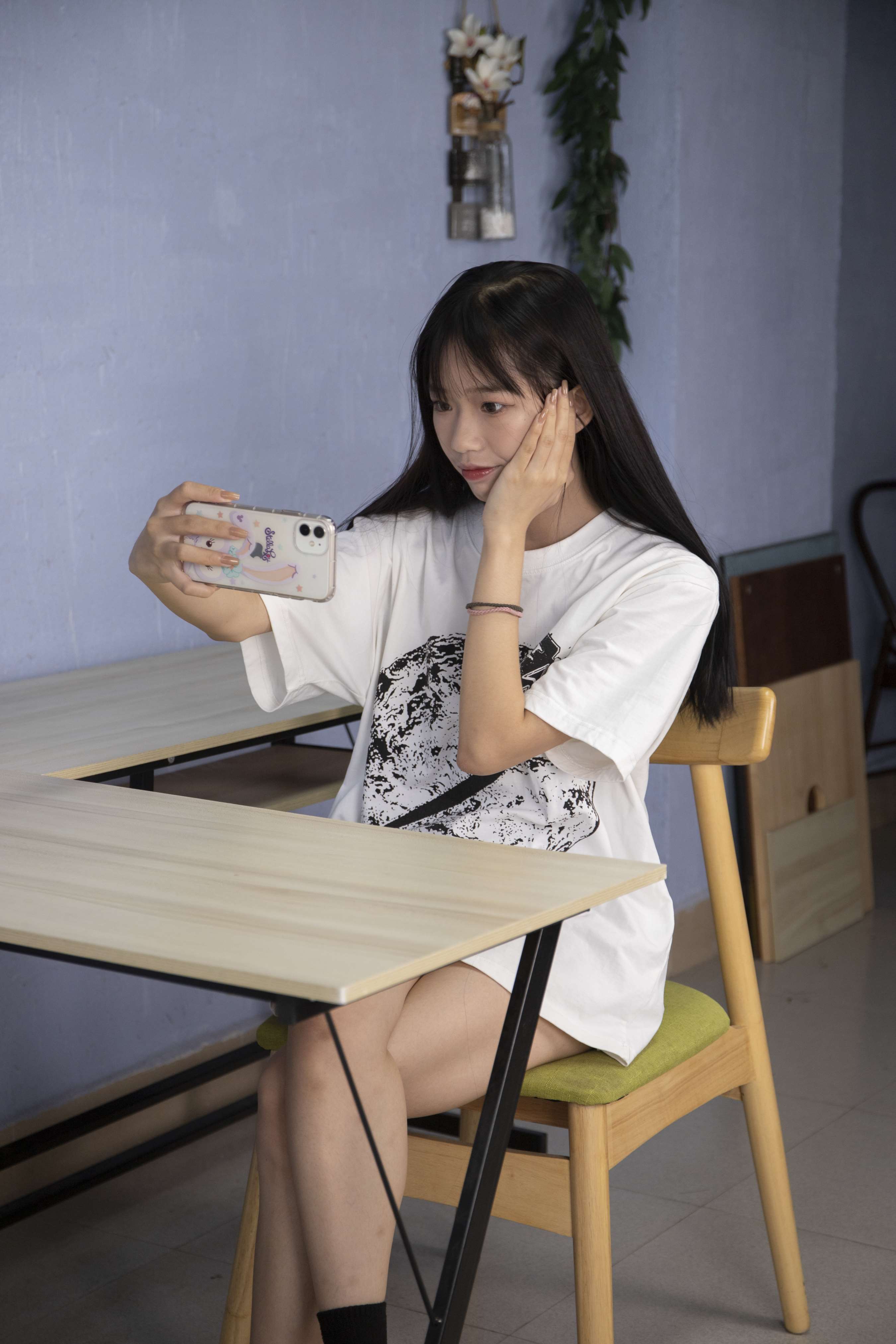 《清纯美少女昕昕无意识摆动脚丫【套图+4K视频】》作品图