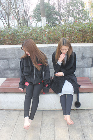 赤脚两姐妹