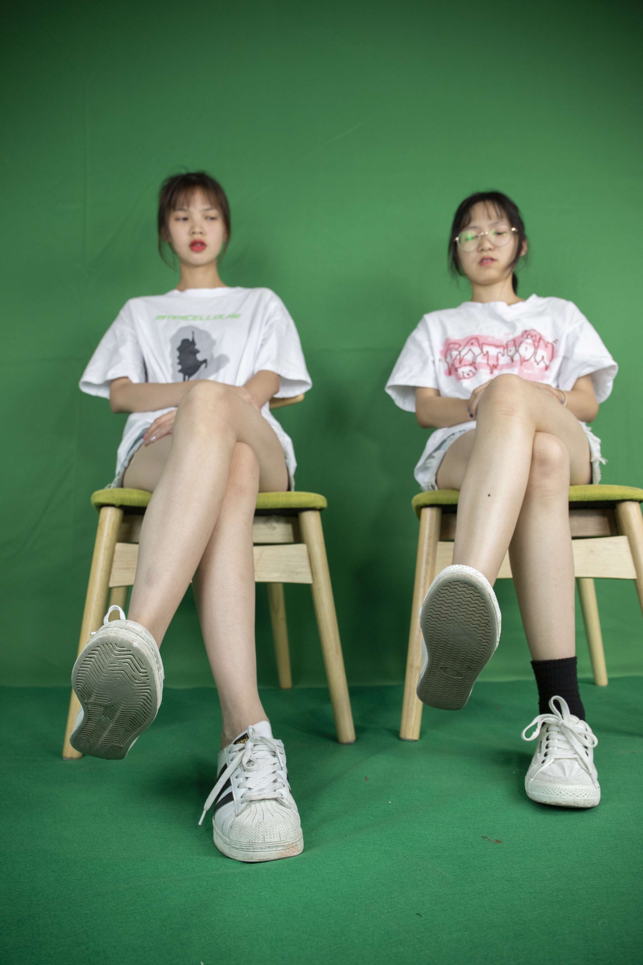 《小花潘婷脱鞋袜互jio【套图+4K视频】》作品图