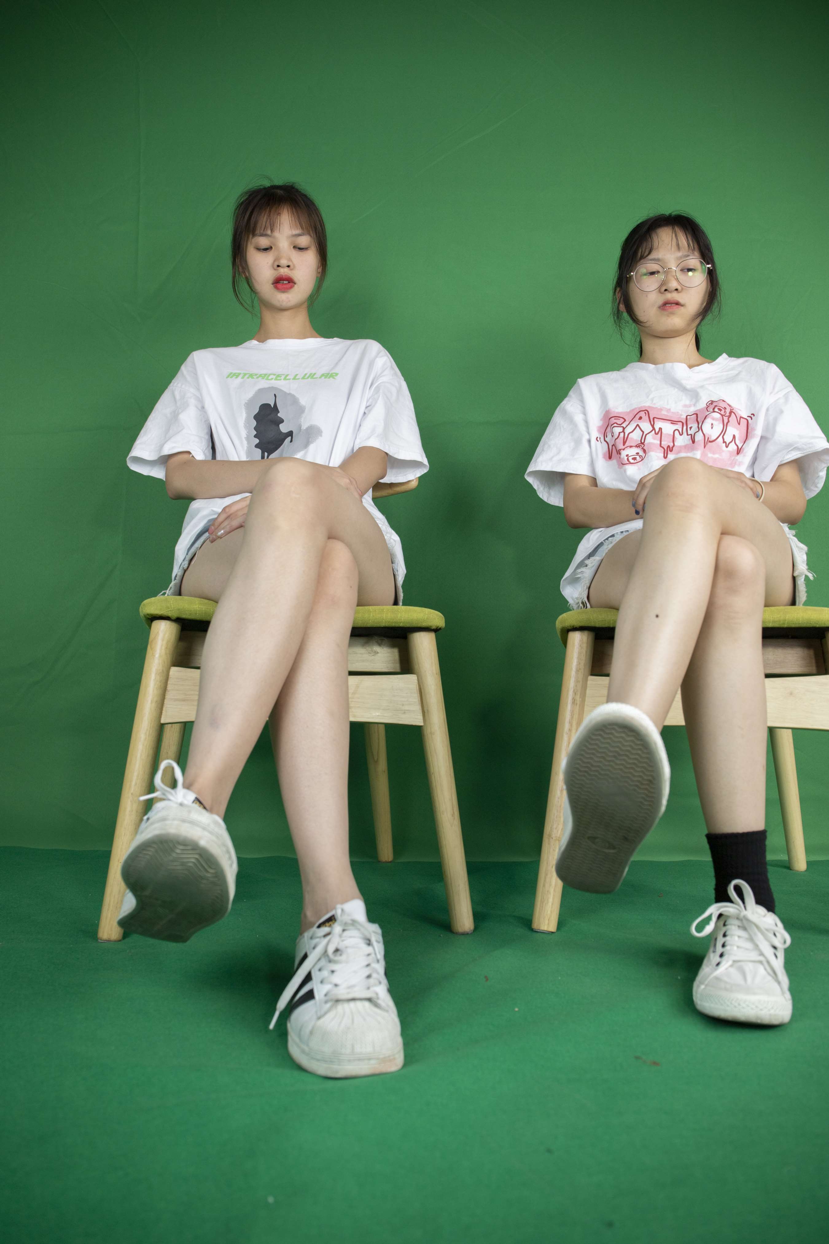 《小花潘婷脱鞋袜互jio【套图+4K视频】》作品图