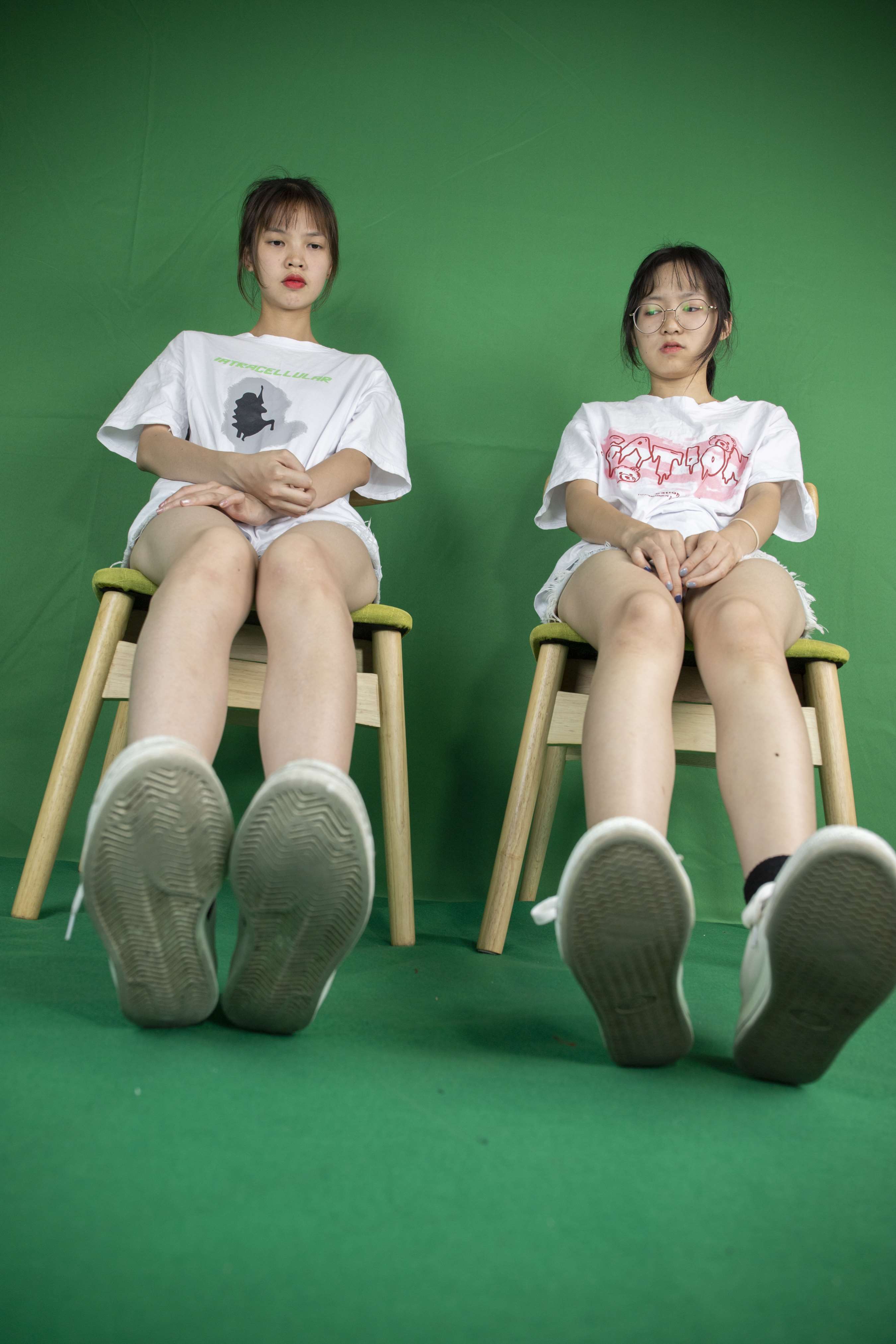 《小花潘婷脱鞋袜互jio【套图+4K视频】》作品图