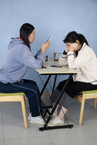 小刘和李怡脱掉鞋子摆弄棉袜脚【套图+4K视频】